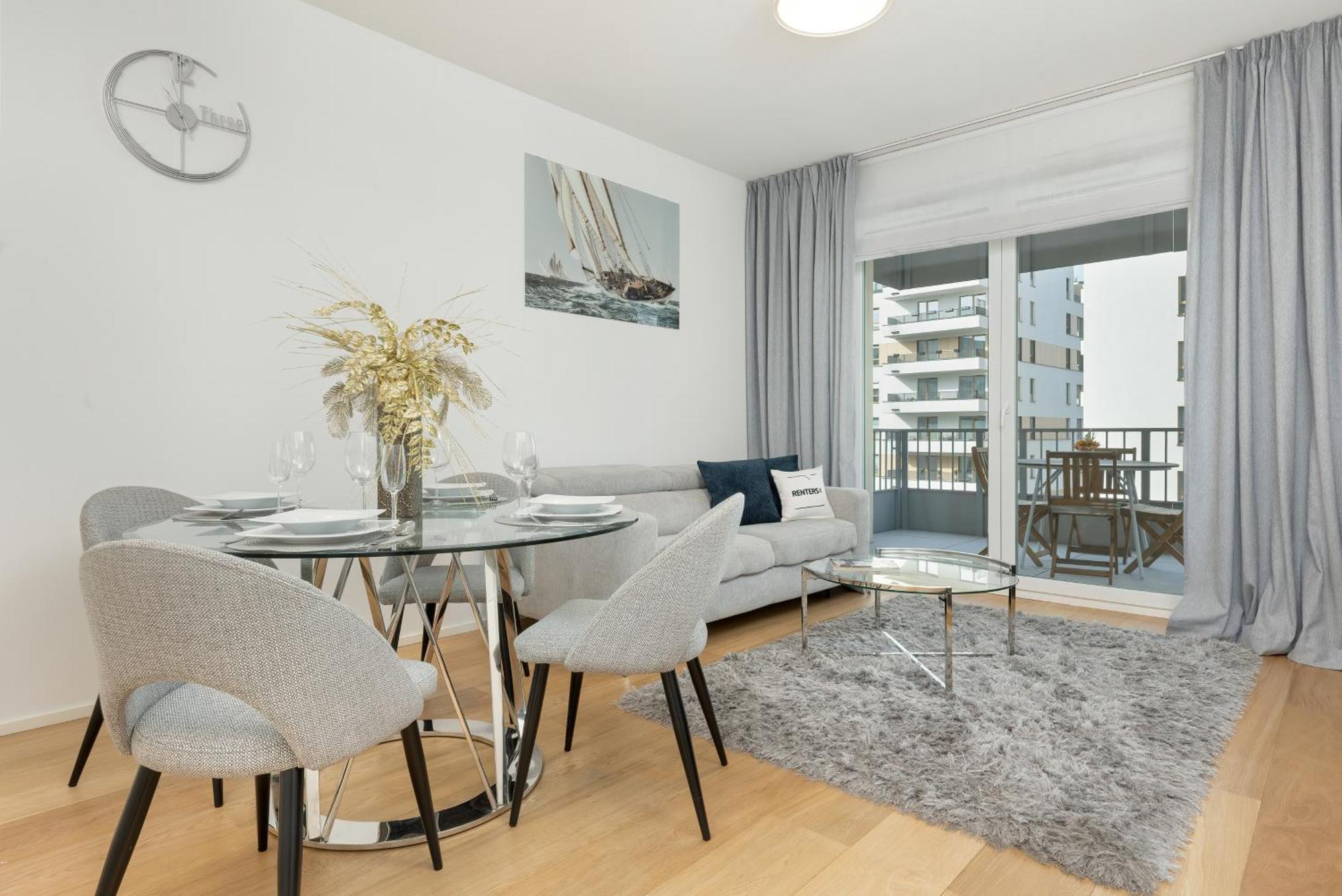 Elegant With Balcony & Parking By Renters *