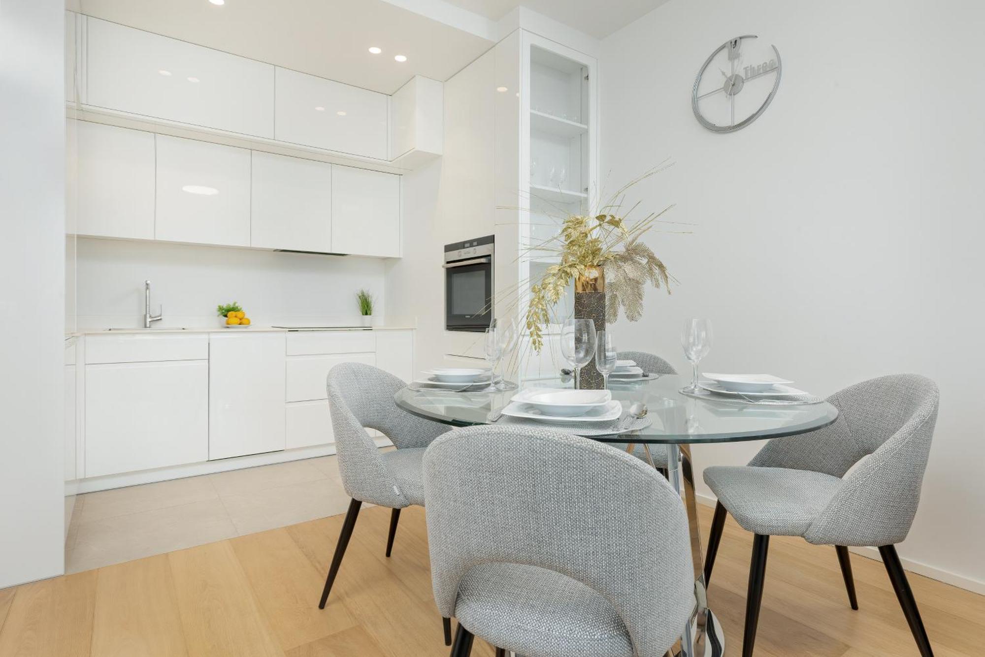 Elegant With Balcony & Parking By Renters