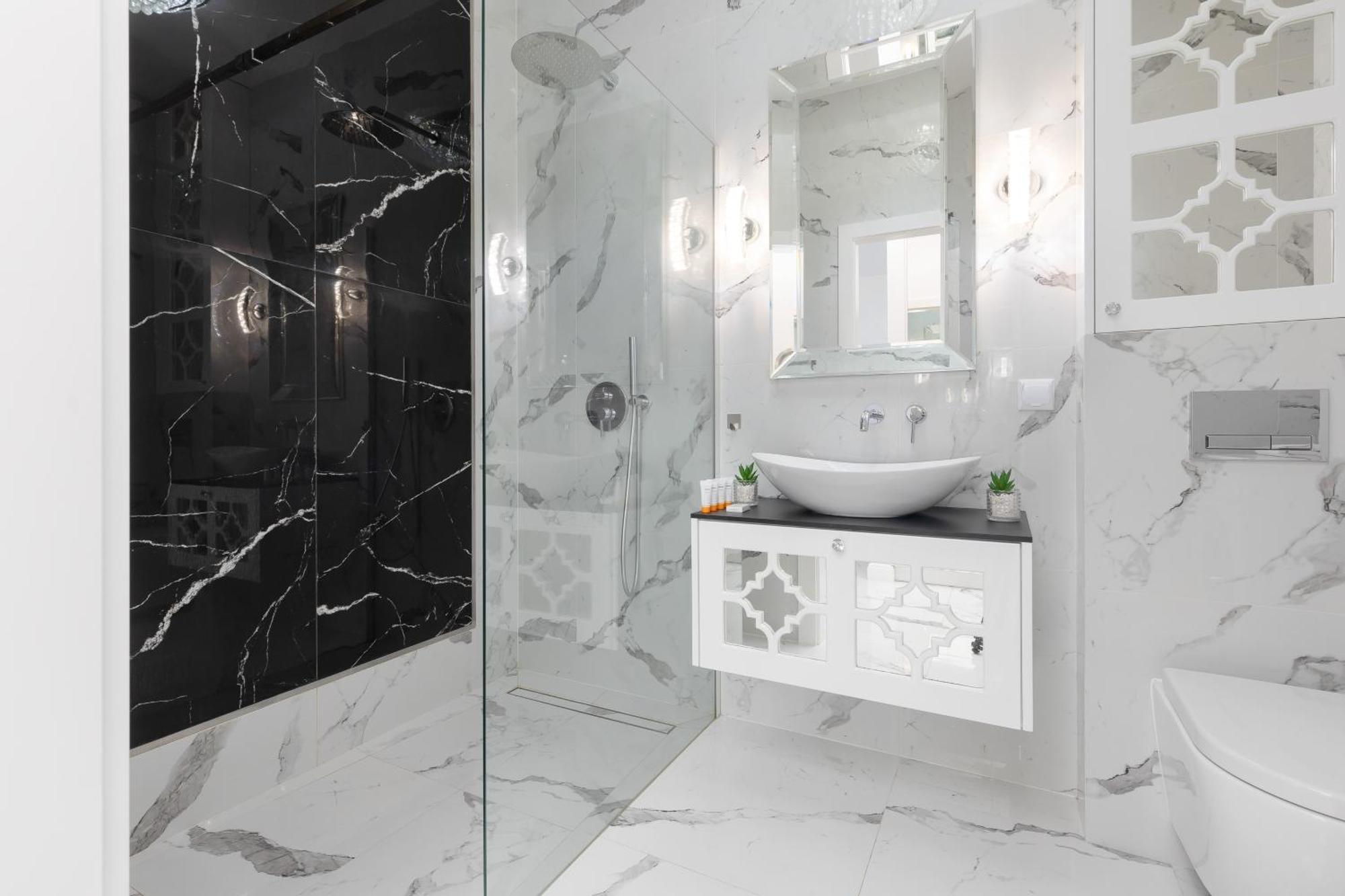 Căn hộ Elegant With Balcony & Parking By Renters *