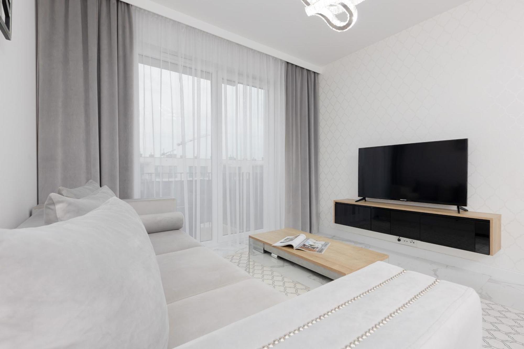 Praga Arte With Parking & Balcony By Renters Apartment