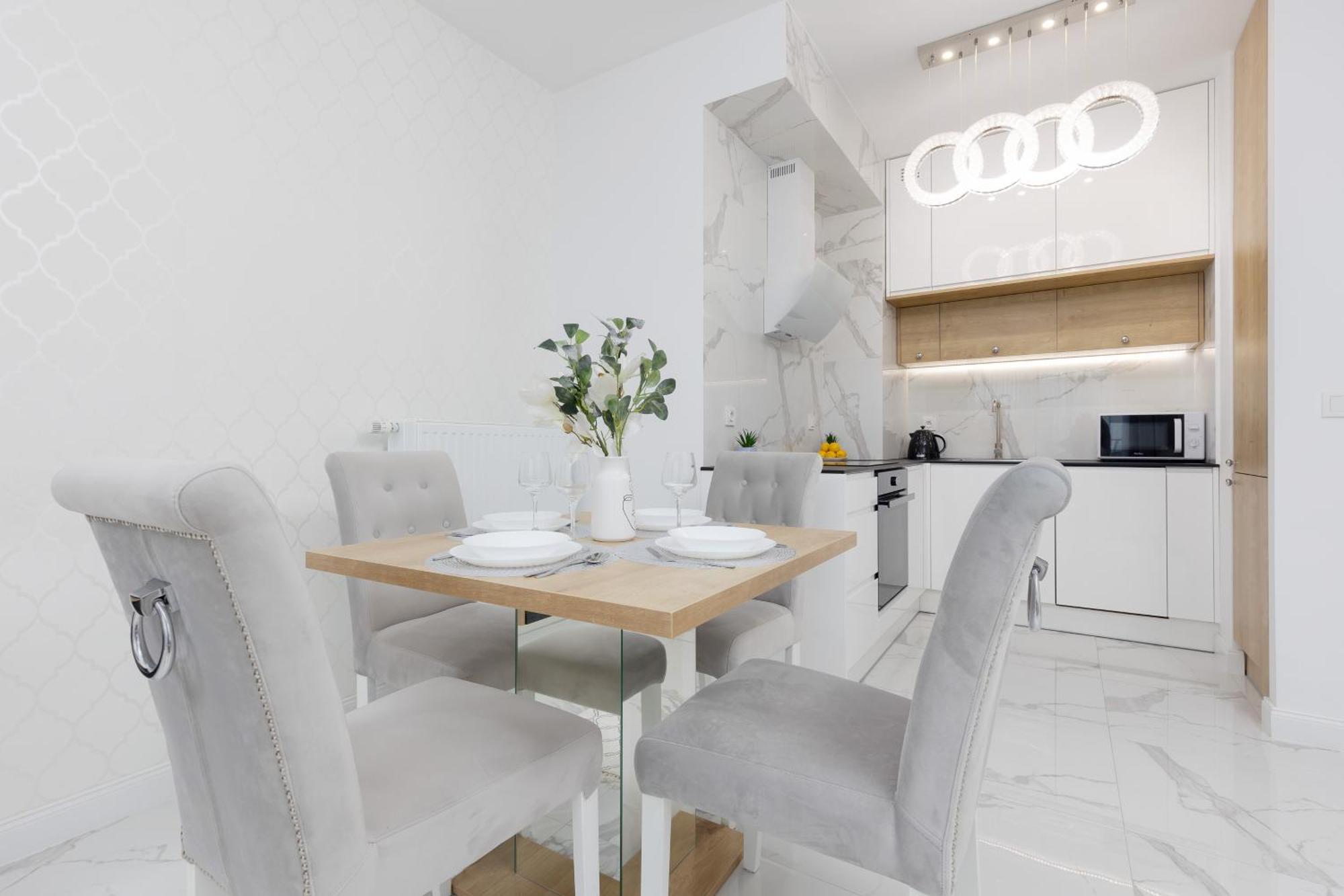 Praga Arte With Parking & Balcony By Renters