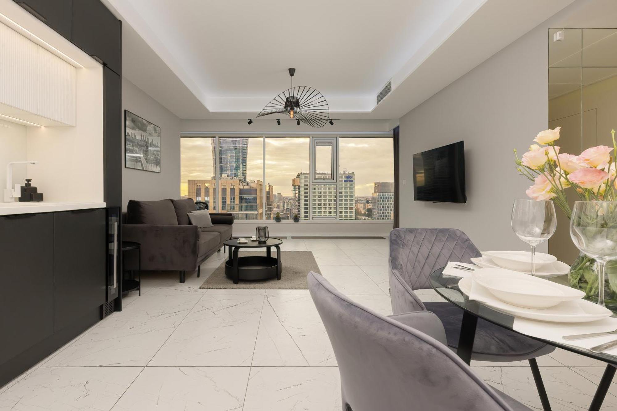 Căn hộ Luxurious Unique Tower With Skyline By Renters Prestige *