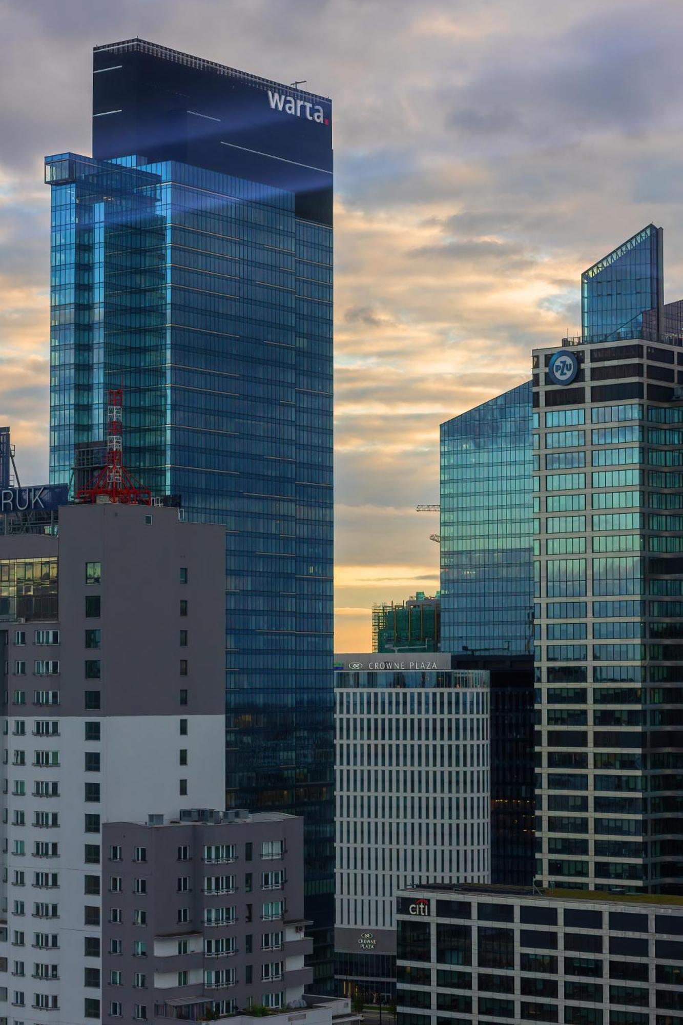 Luxurious Unique Tower With Skyline By Renters Prestige Apartment