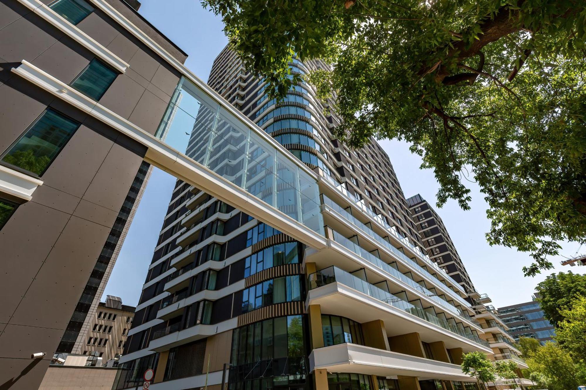 Apartment Luxurious Unique Tower With Skyline By Renters Prestige *