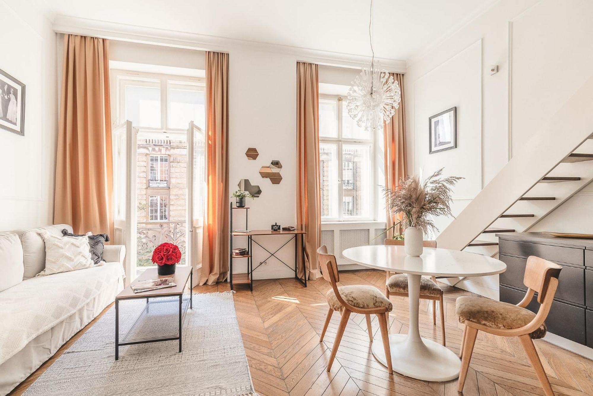 Modern Loft With Balcony Next To Mariott -600mbps Wifi