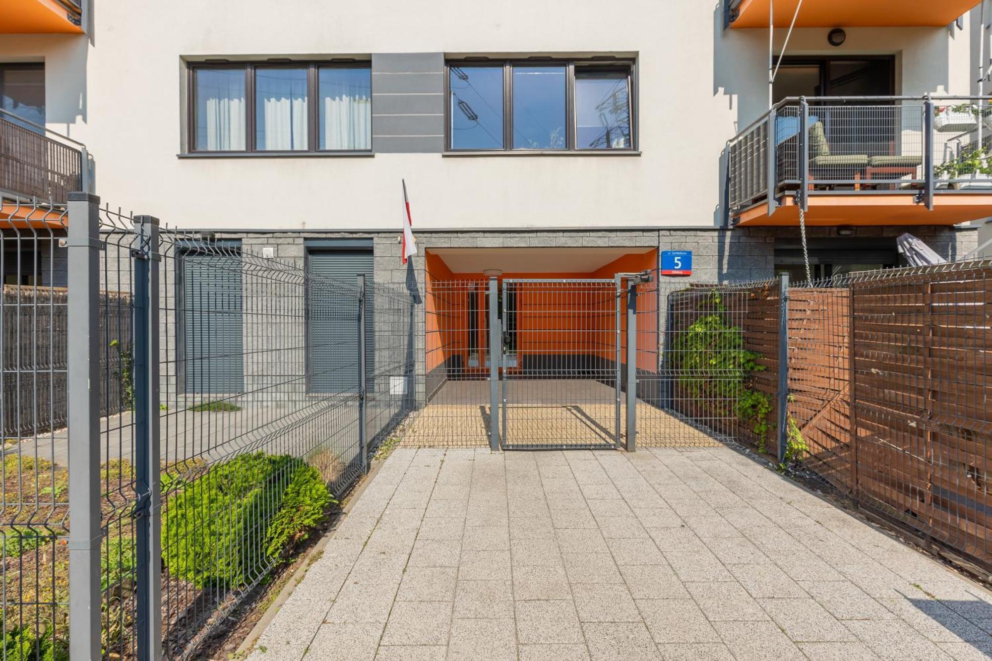 Symboliczna With Balcony & Parking By Renters Apartment