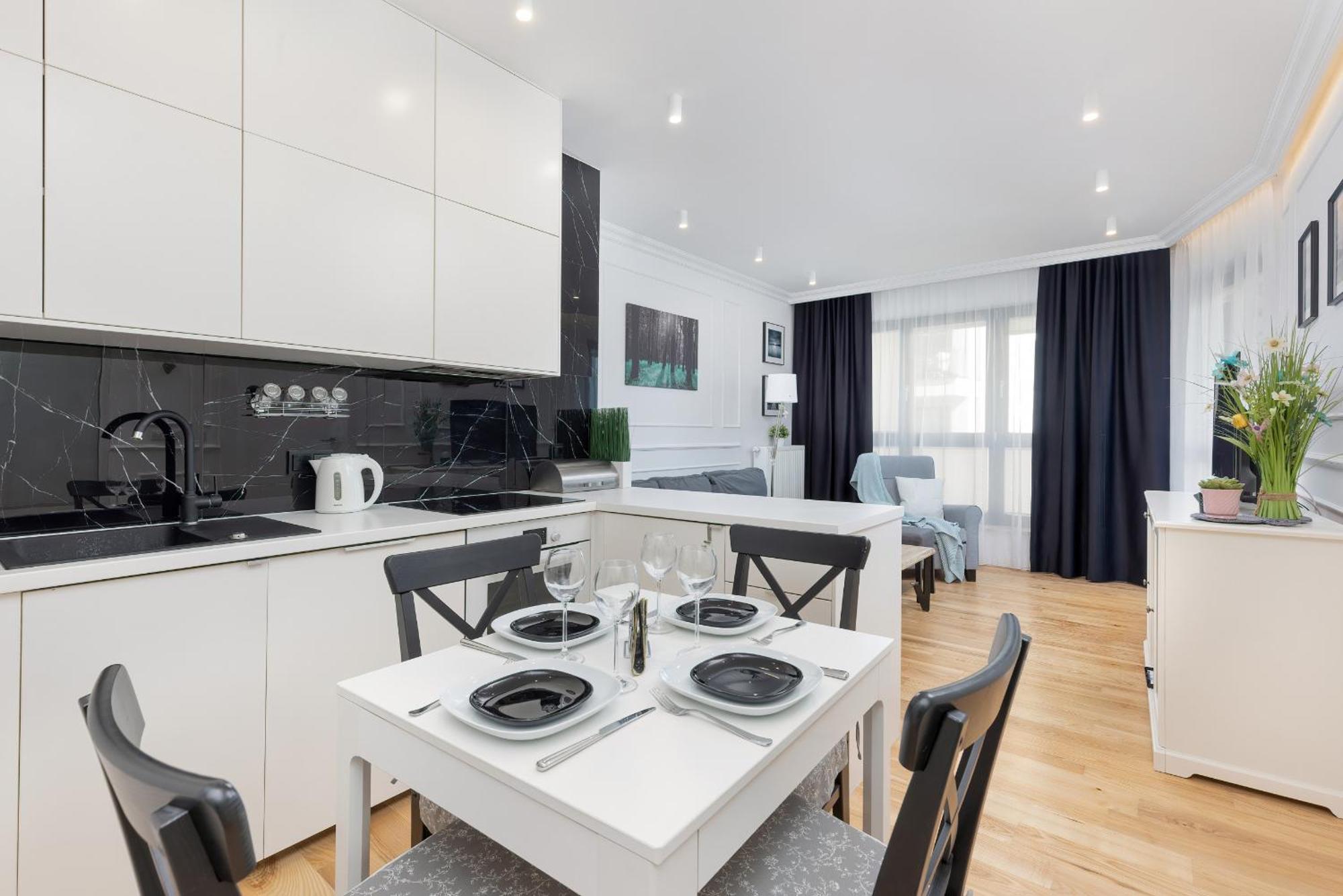 Metro Plocka Exquisite By Renters * Warsaw