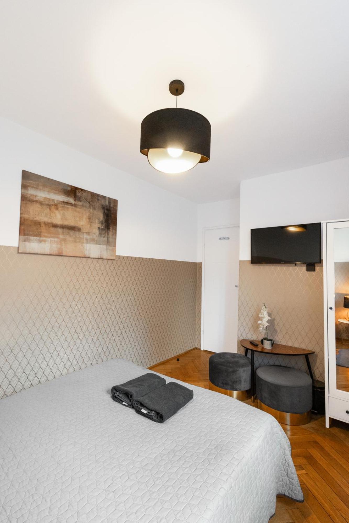 Clicktheflat Zurawia Street Guest house