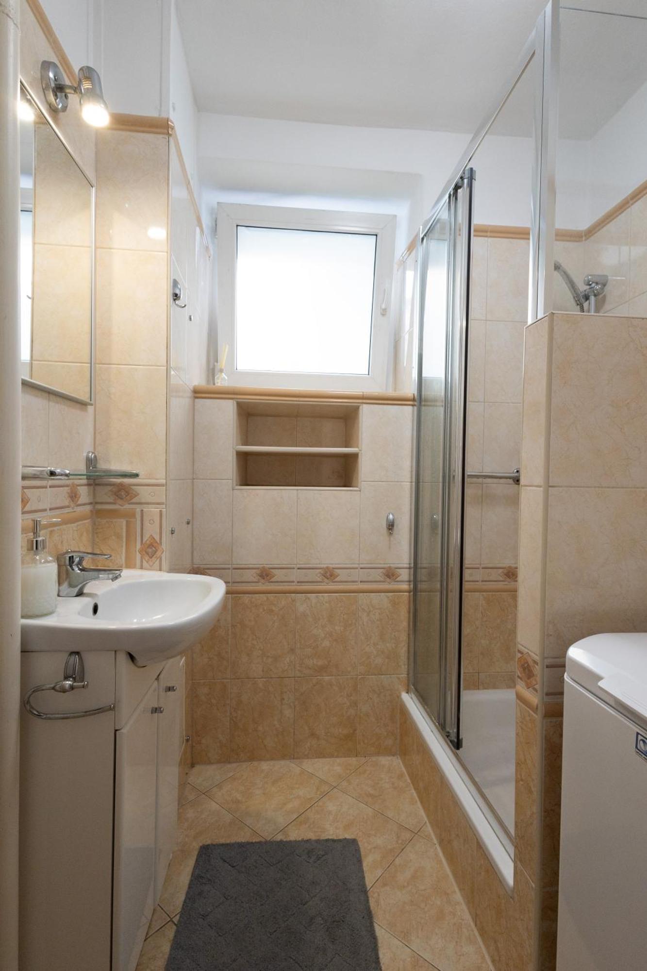Clicktheflat Zurawia Street *