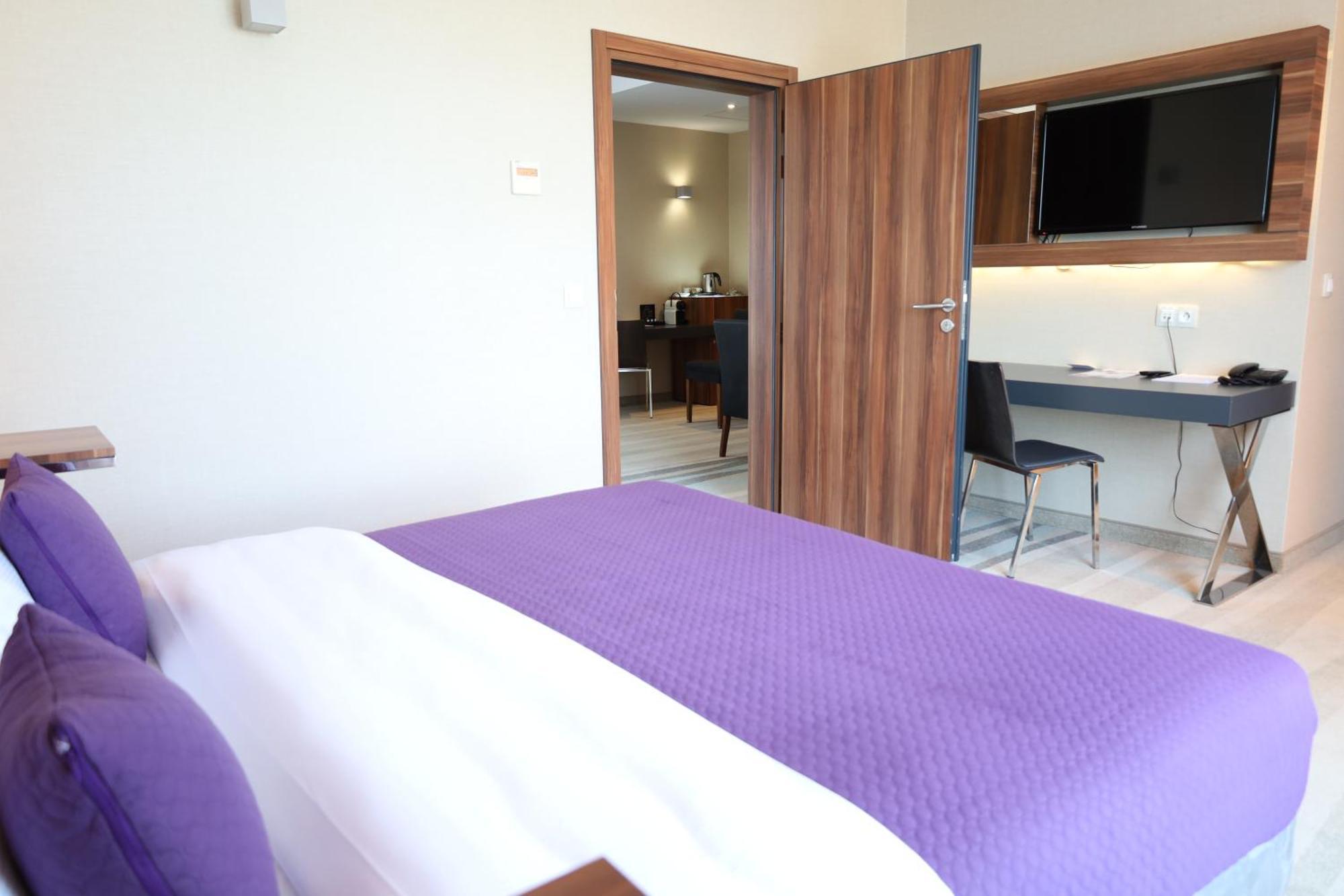 Plaza Khách sạn 4*