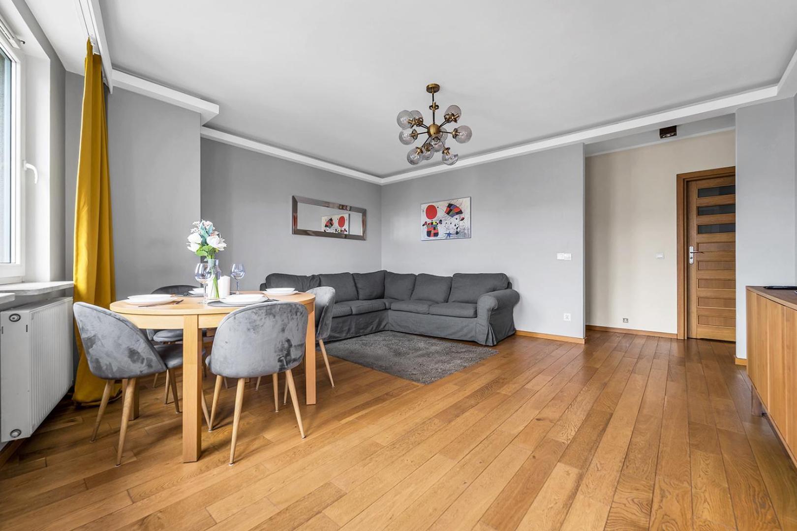 Wola Tower - 60m2, Balcony With View, Parks Nearby - By Rentujemy