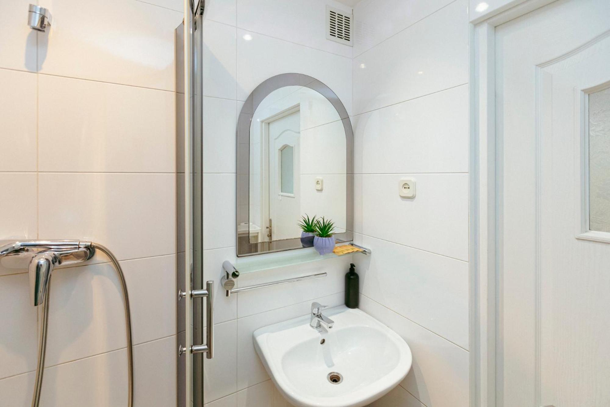 Plac Konstytucji 6 Grey - Bezplatny Garaz Podziemny - Free Parking - Dla 4 Osob Apartment