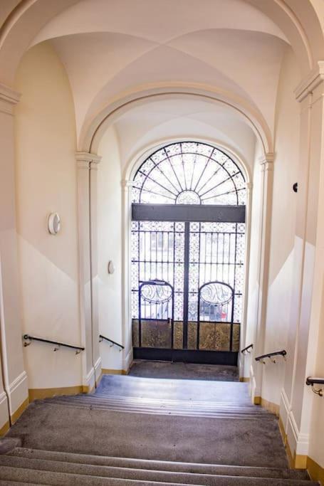 Apartment Spacious With 3 Meter Ceilings, Powisle, The Old Town
