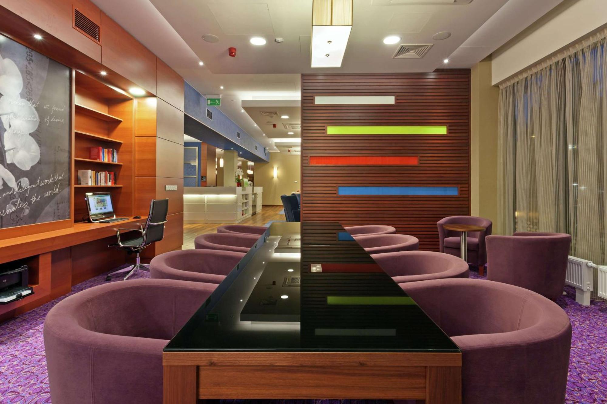 Hotel Hampton By Hilton Airport 3*