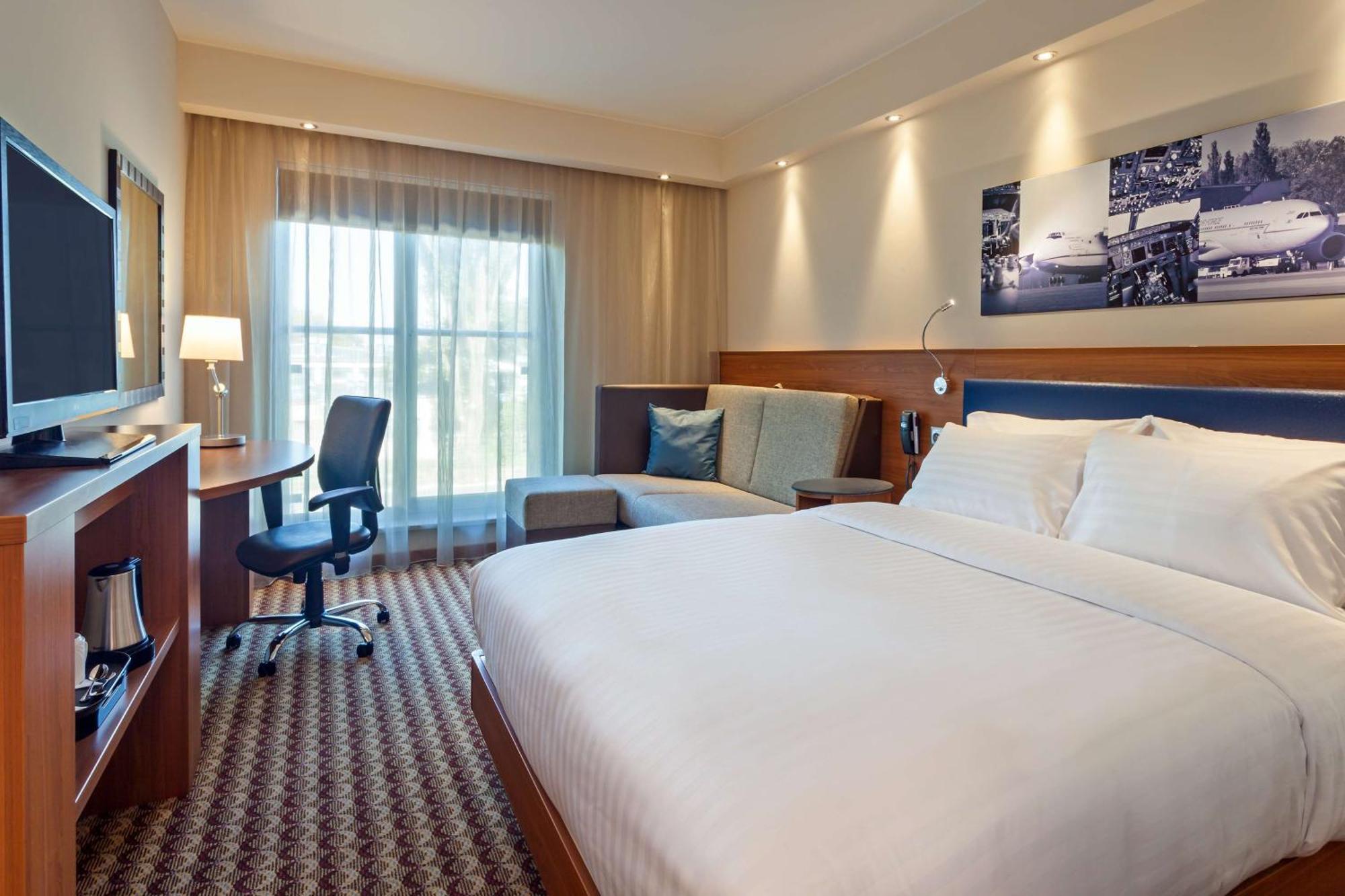 Hampton By Hilton Airport 3*