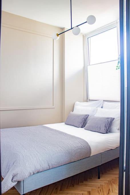 Apartment With Balcony And Views, Old Town, Metro