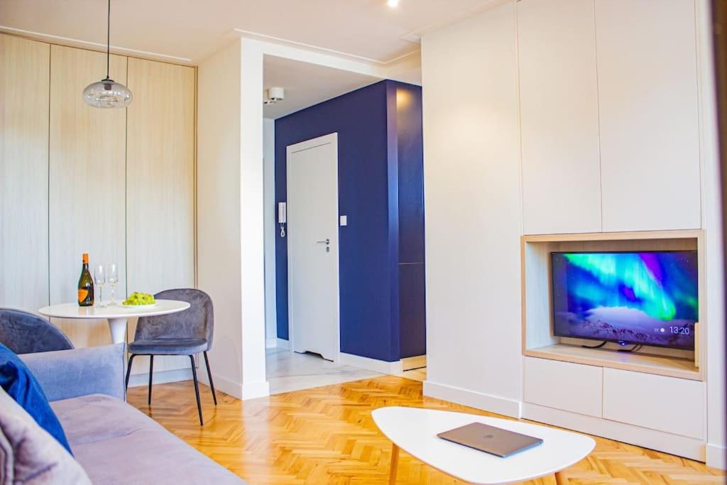 Apartment With Balcony And Views, Old Town, Metro Warsaw
