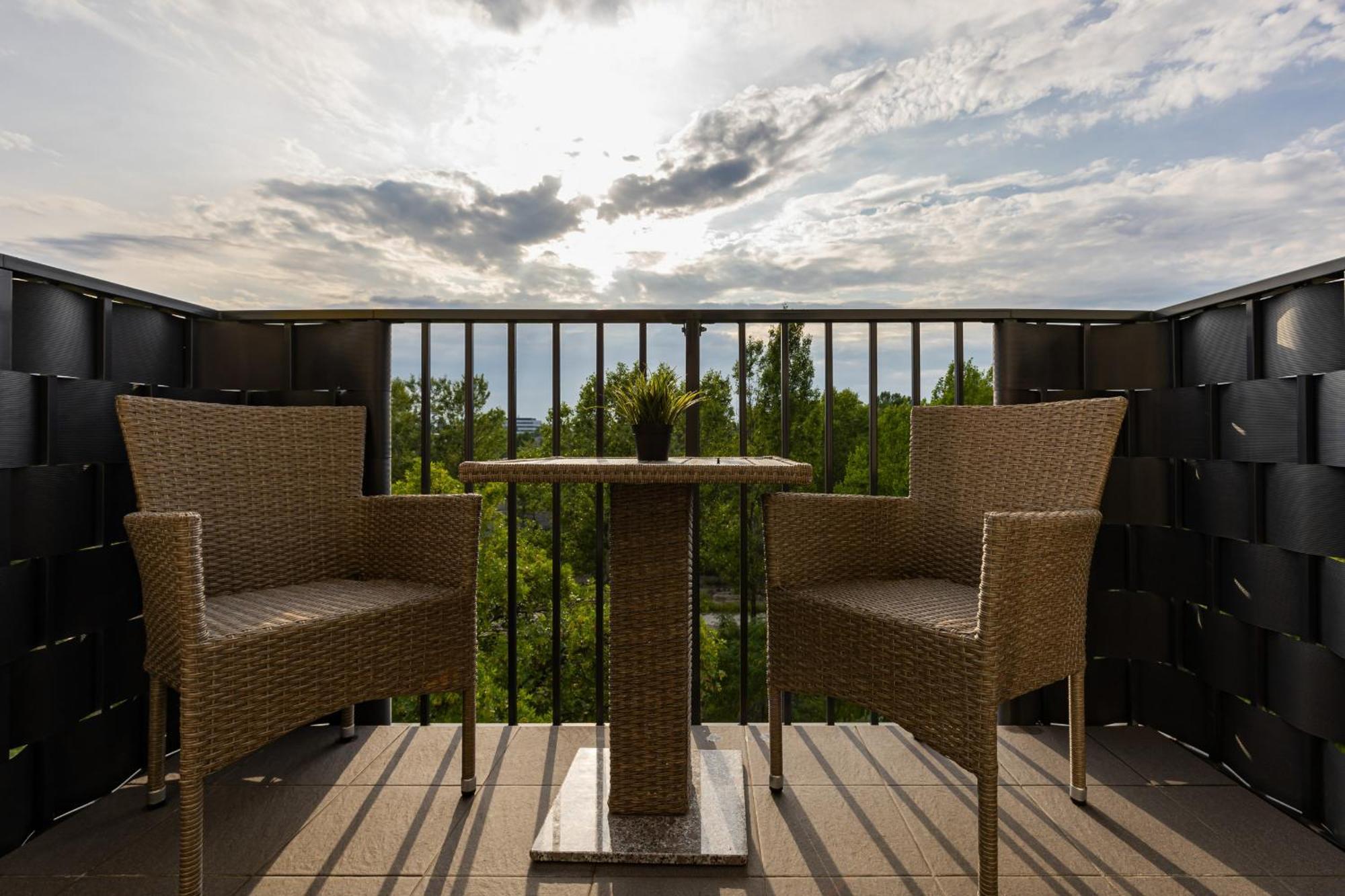Apartment Urban Wings - Airport With Parking & Balcony By Renters