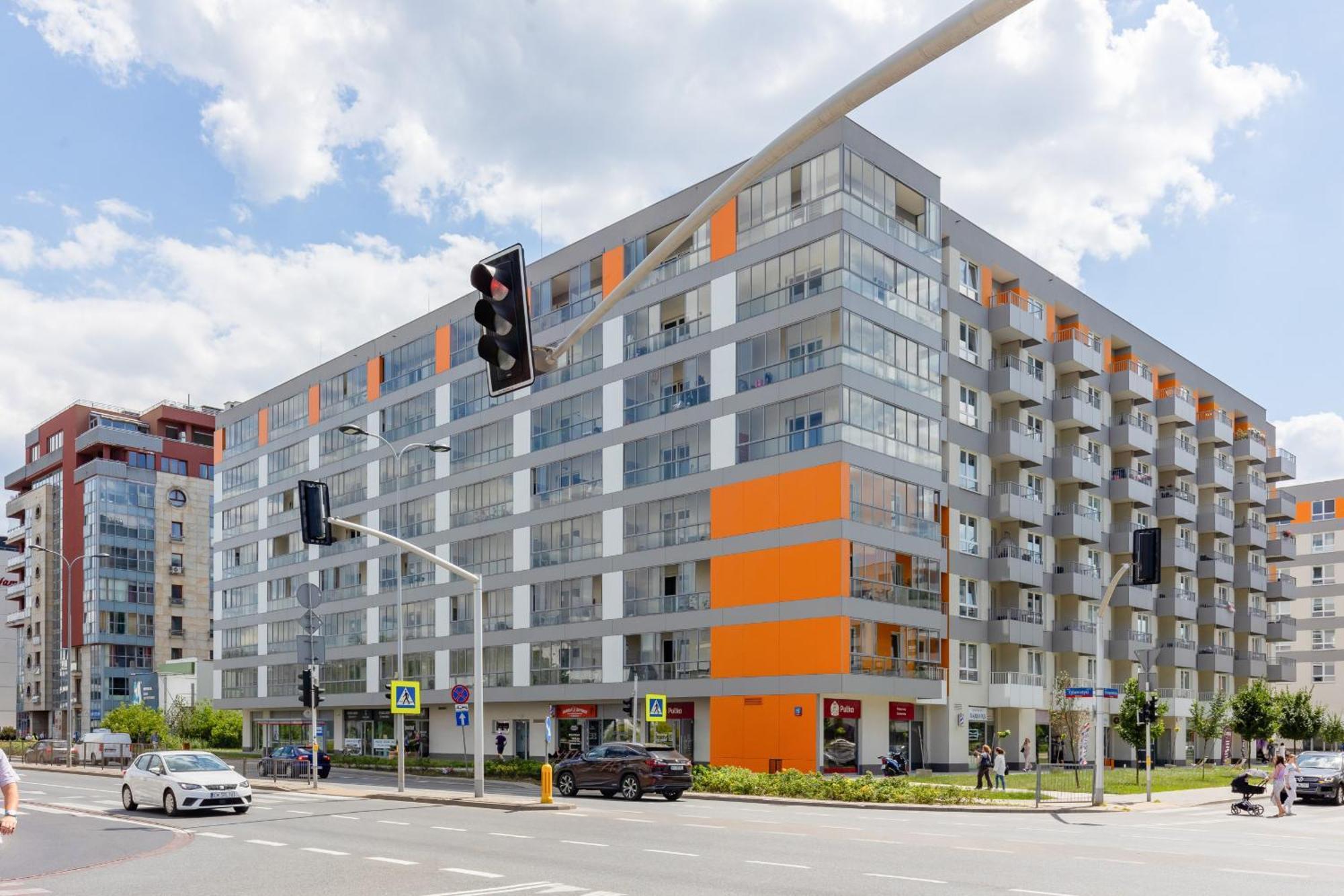 Elegant With Balcony & Parking By Renters *