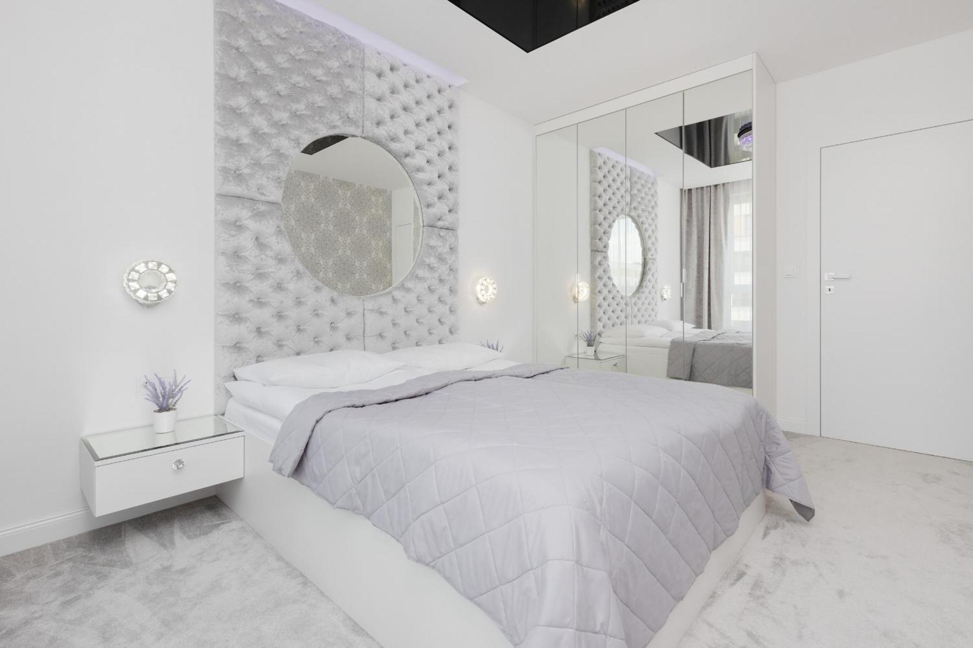 Elegant With Balcony & Parking By Renters
