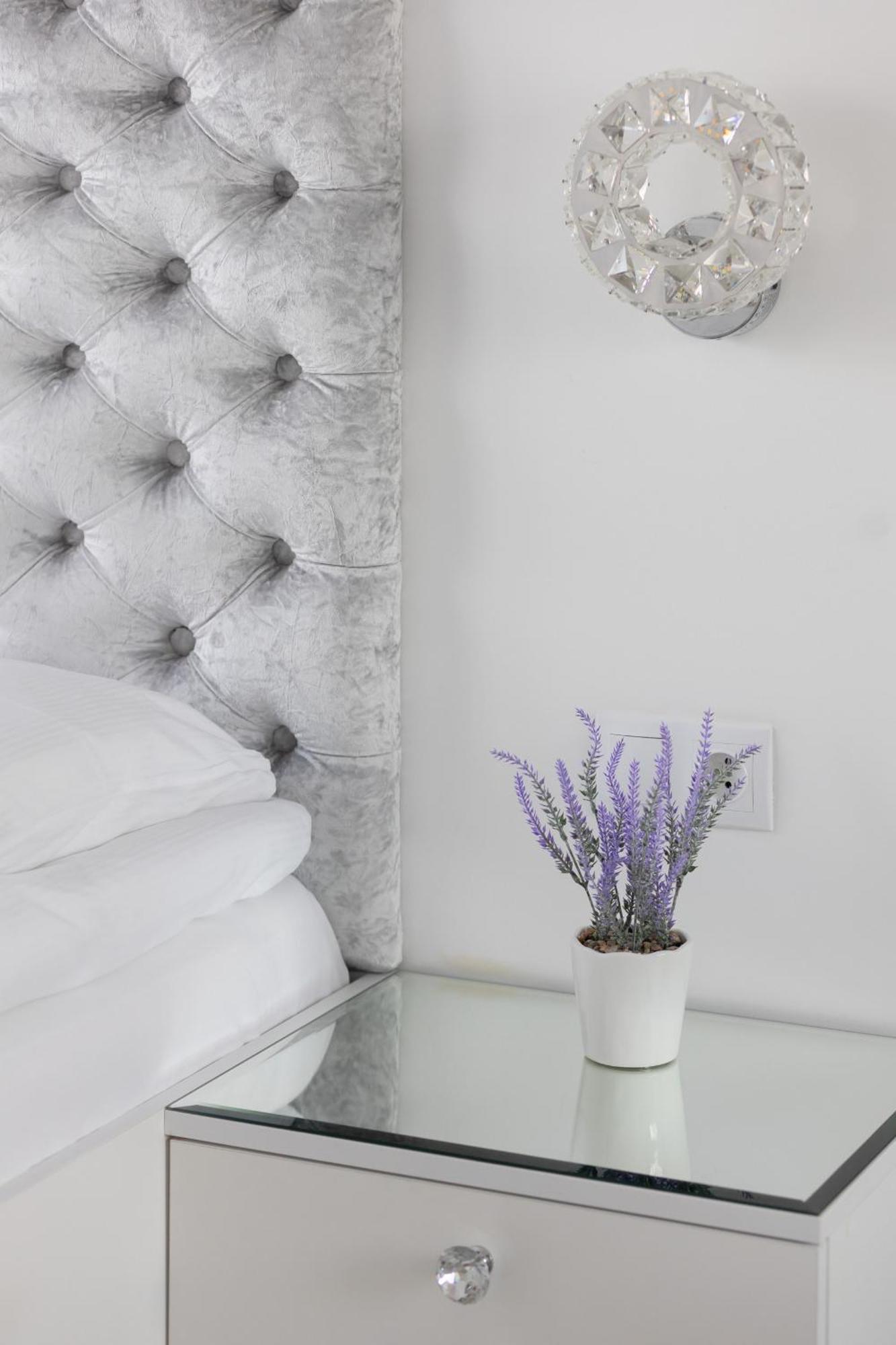 Elegant With Balcony & Parking By Renters Apartment *