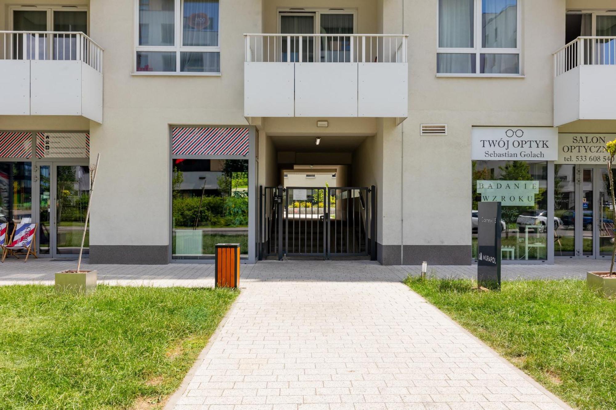 Elegant With Balcony & Parking By Renters *