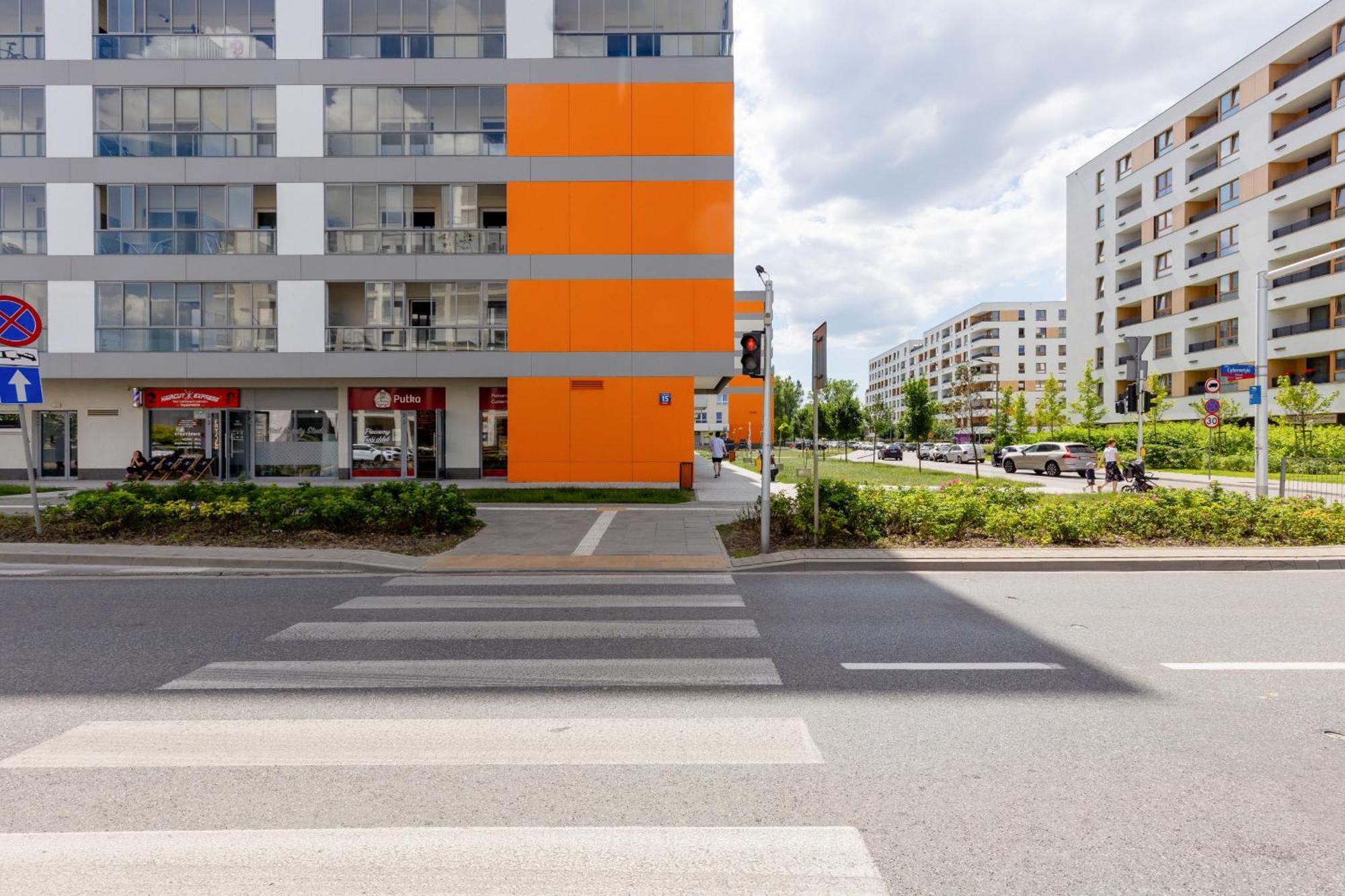 Elegant With Balcony & Parking By Renters