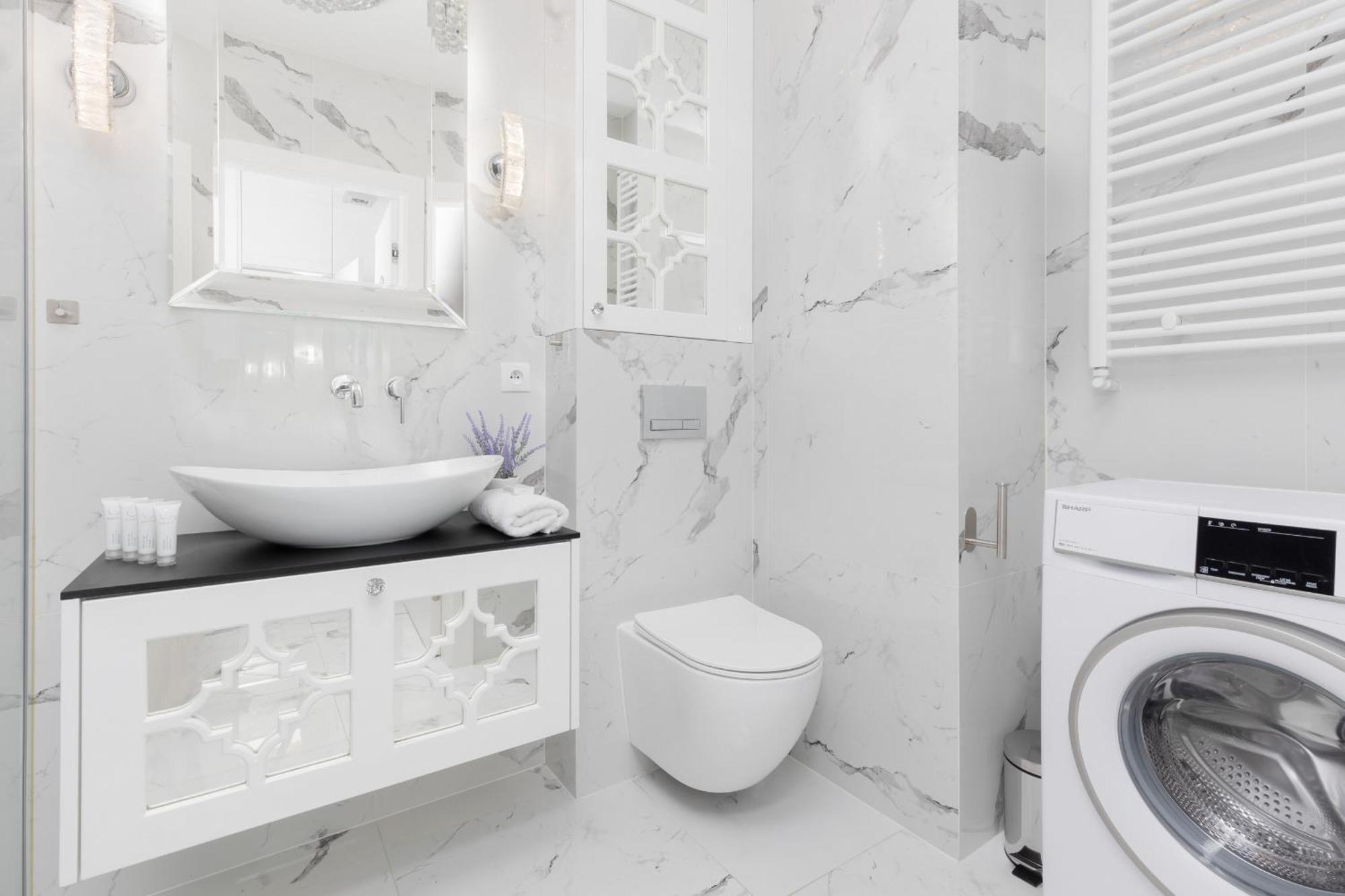 Elegant With Balcony & Parking By Renters Apartment Warsaw