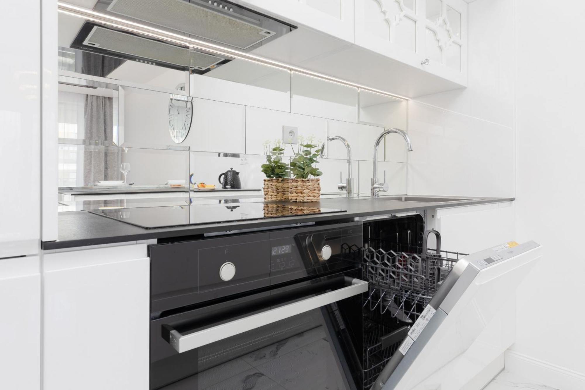 Apartment Elegant With Balcony & Parking By Renters Warsaw