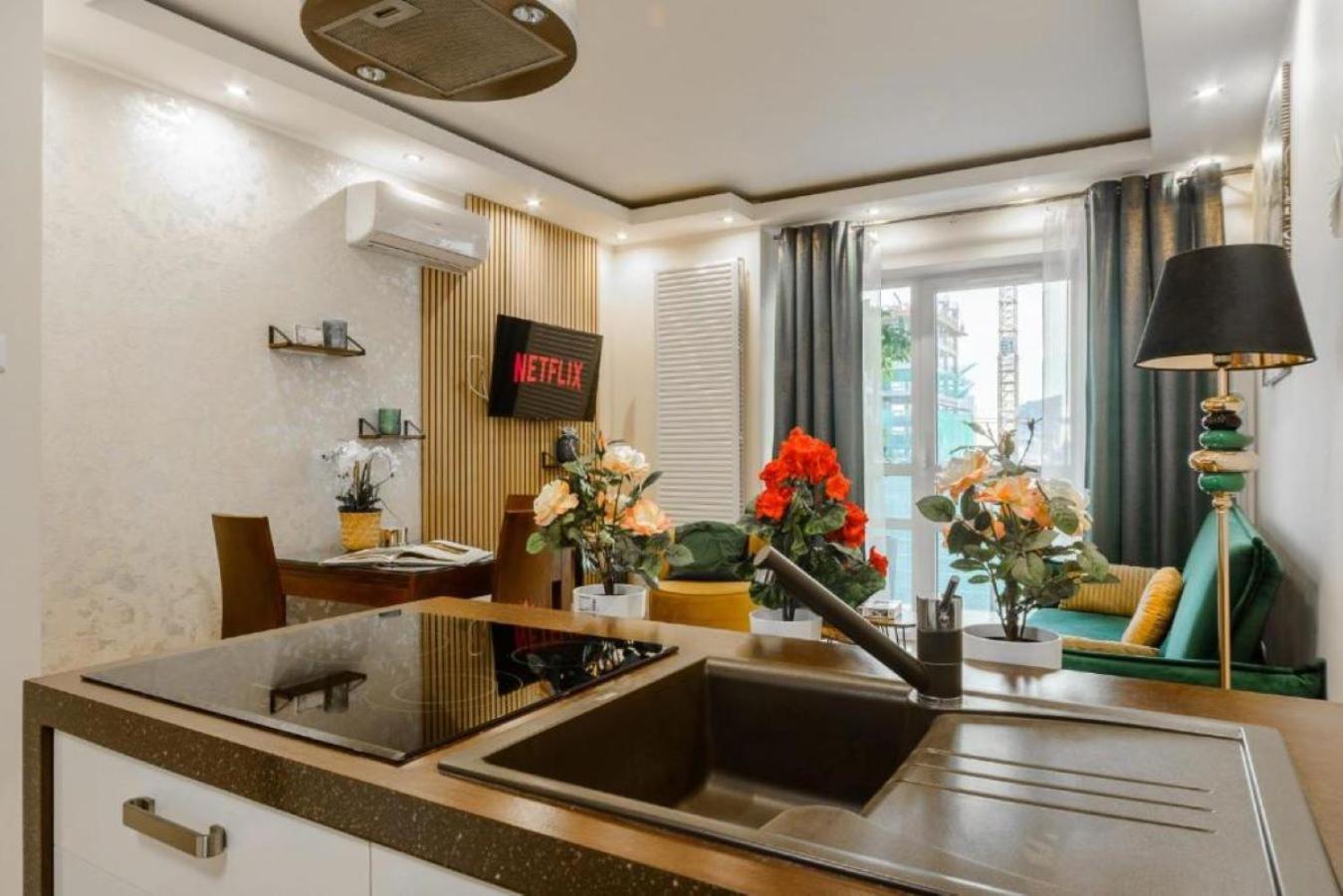Luxury In Platinum Tower Apartment