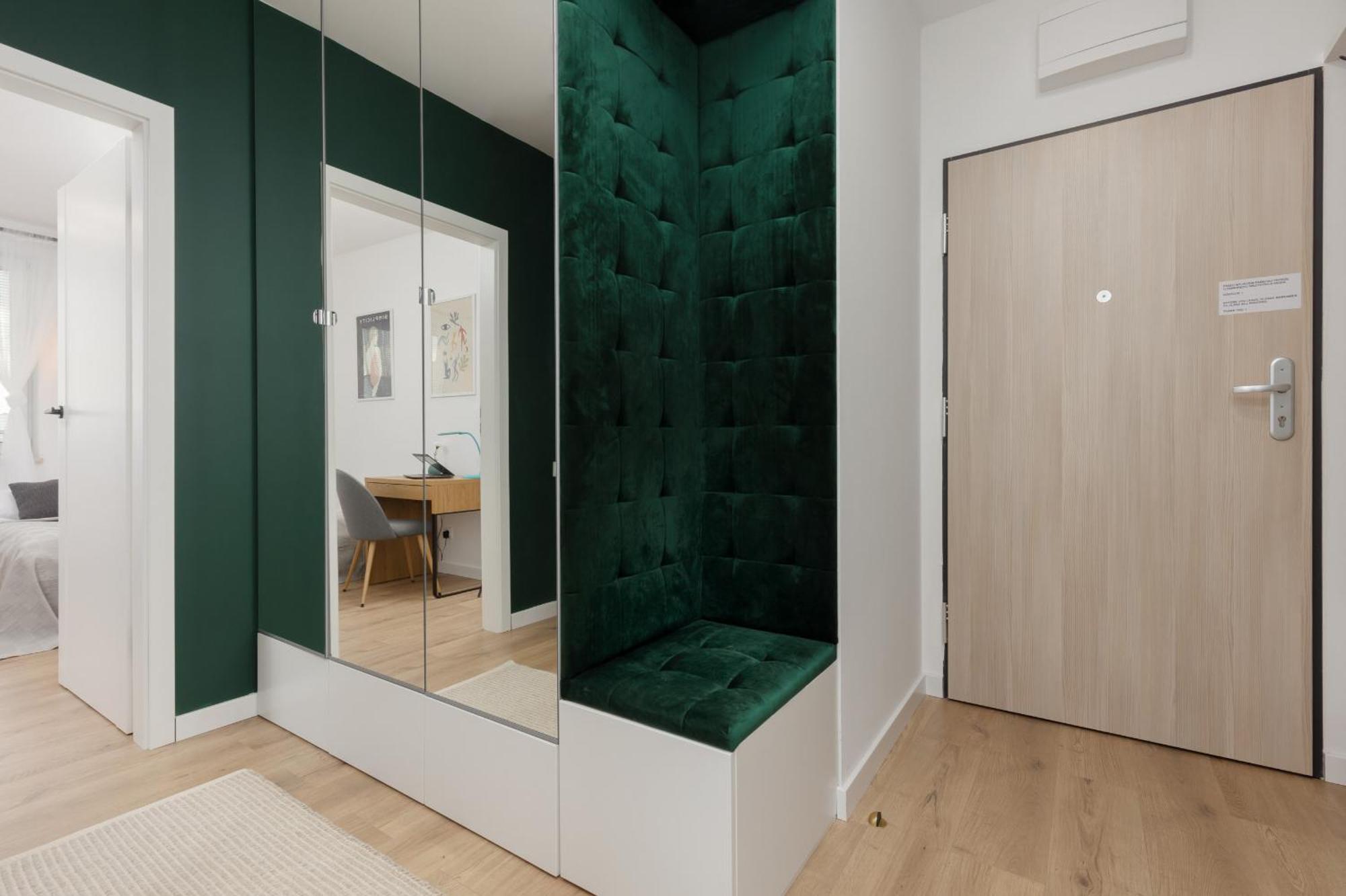 Trendy With 2 Bedrooms, Balcony & Parking By Renters