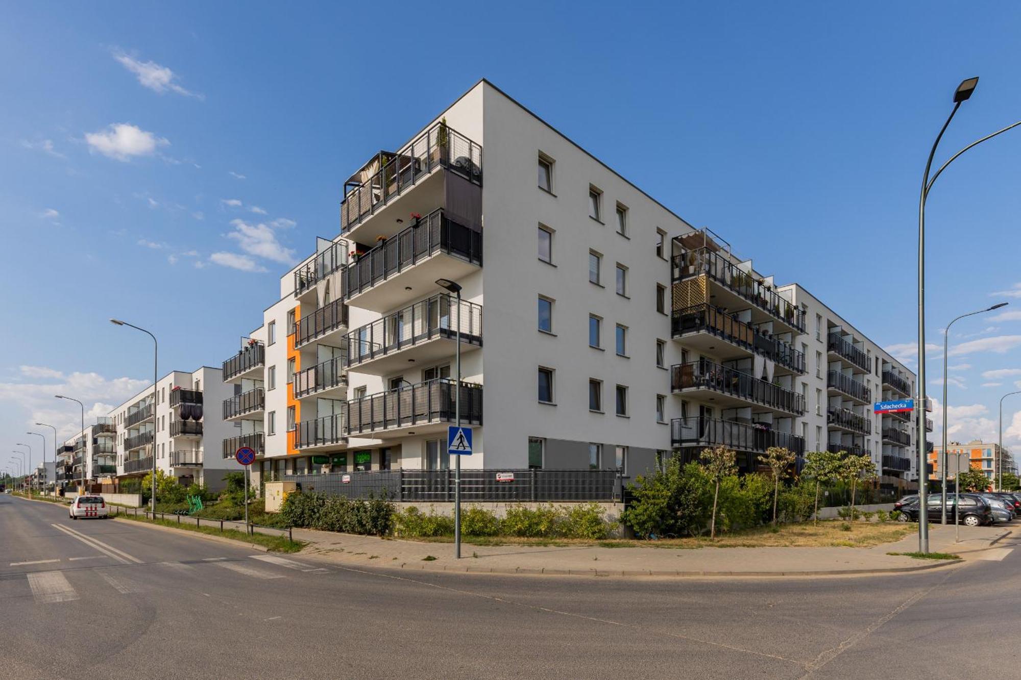 Apartment Trendy With 2 Bedrooms, Balcony & Parking By Renters