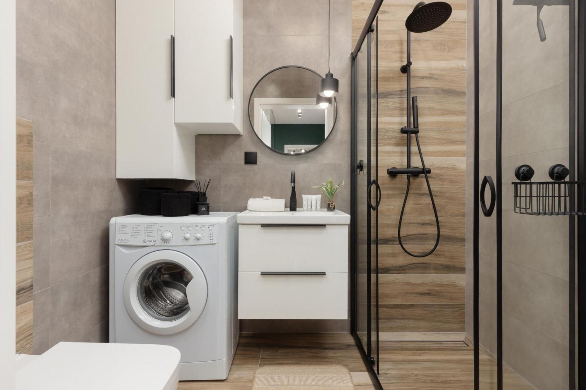 Trendy With 2 Bedrooms, Balcony & Parking By Renters Apartment *