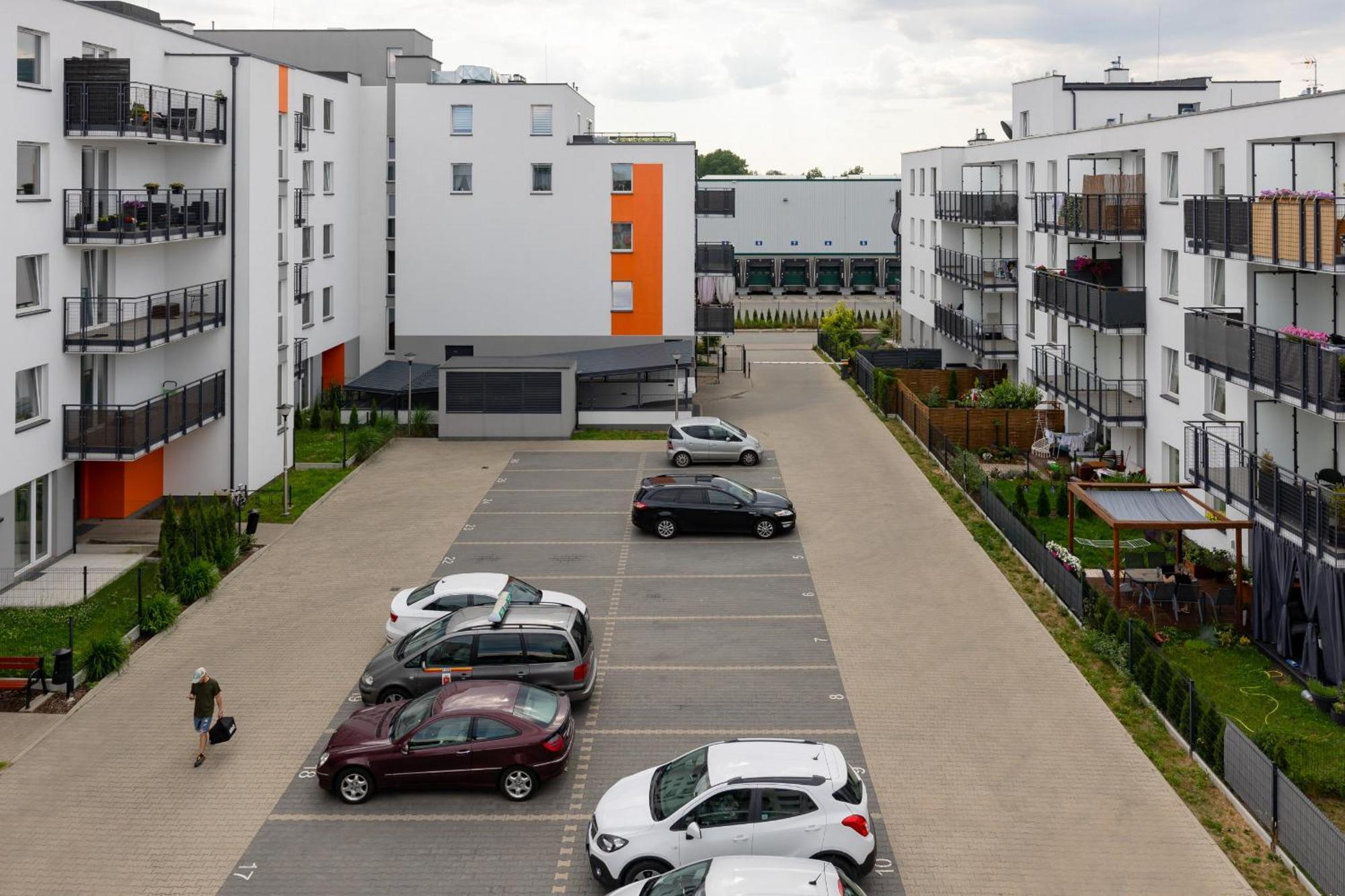 Trendy With 2 Bedrooms, Balcony & Parking By Renters Warsaw