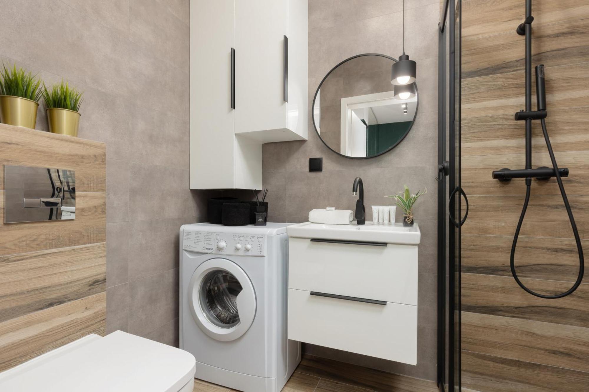 Apartment Trendy With 2 Bedrooms, Balcony & Parking By Renters Warsaw