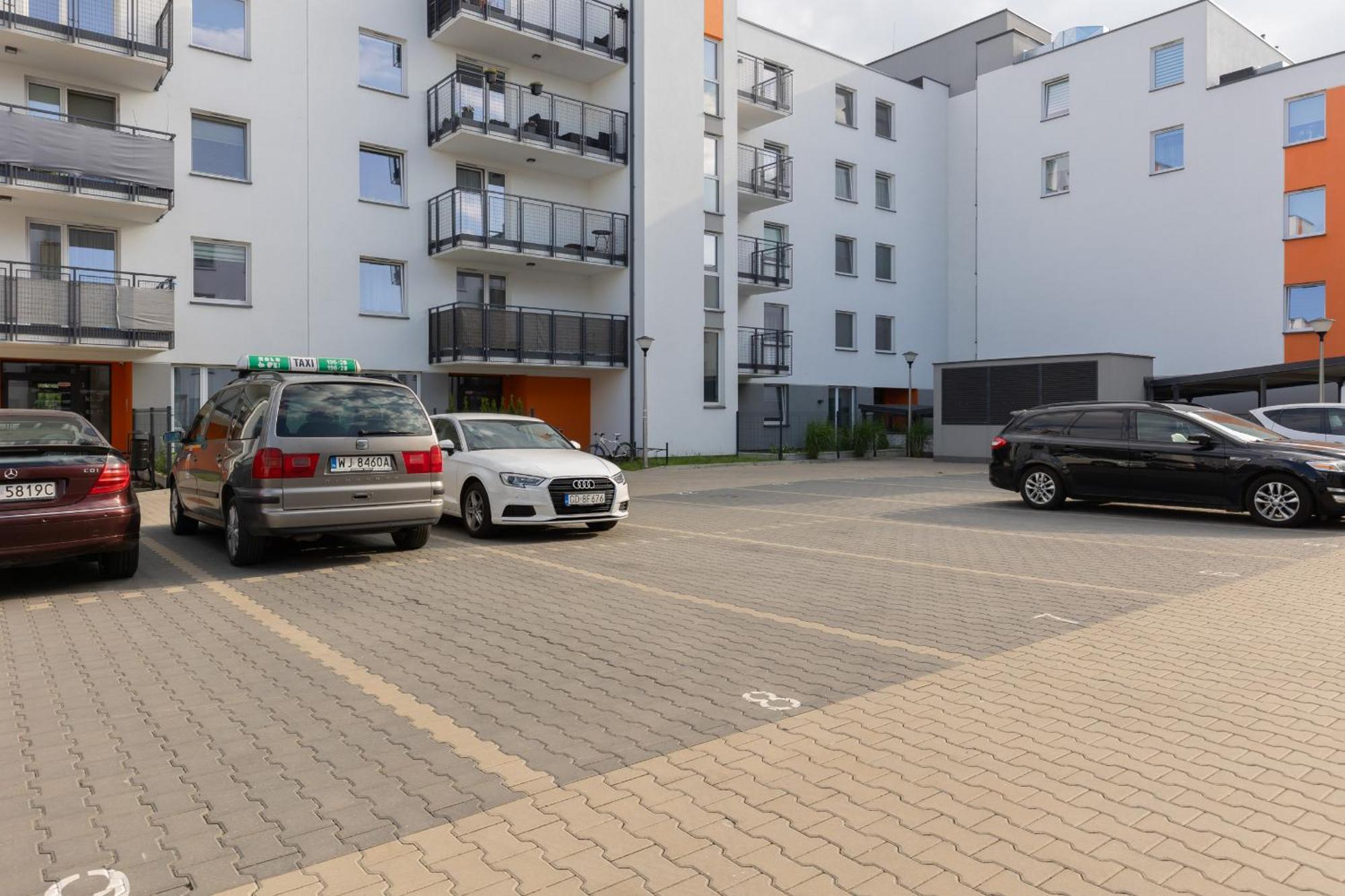 Trendy With 2 Bedrooms, Balcony & Parking By Renters Apartment *