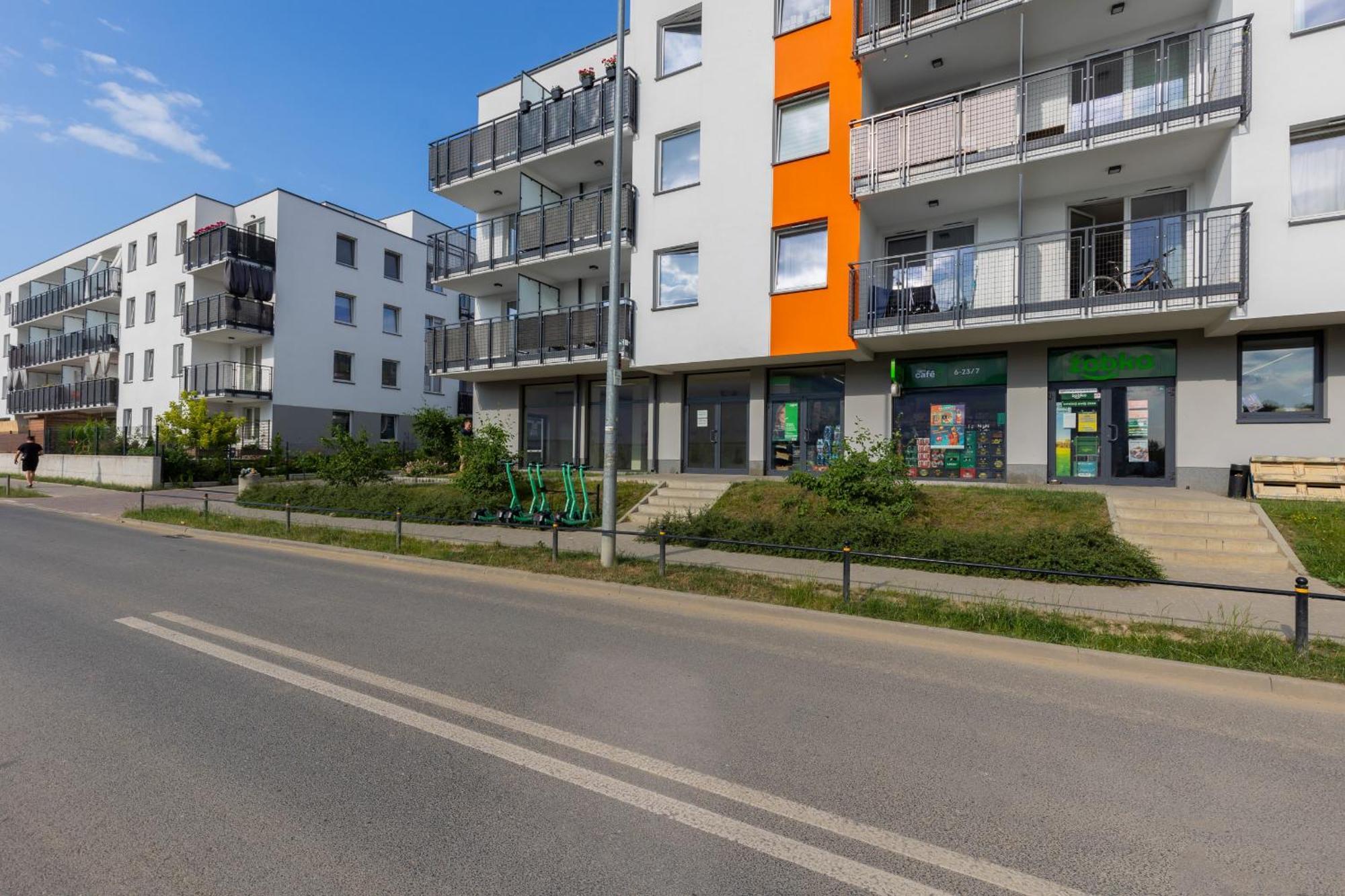Trendy With 2 Bedrooms, Balcony & Parking By Renters *