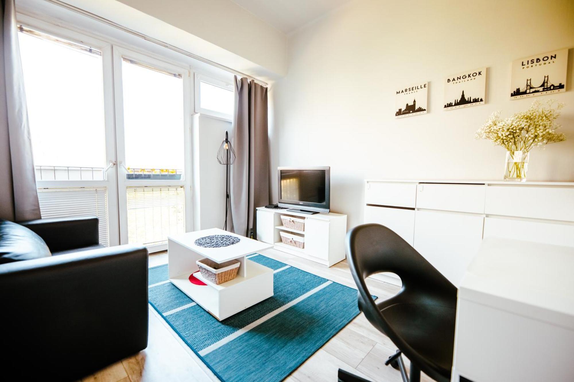 6th Floor Modern With French Balcony And Views Apartament