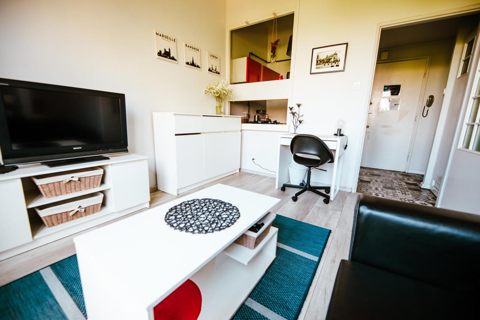 6th Floor Modern With French Balcony And Views * Warszawa