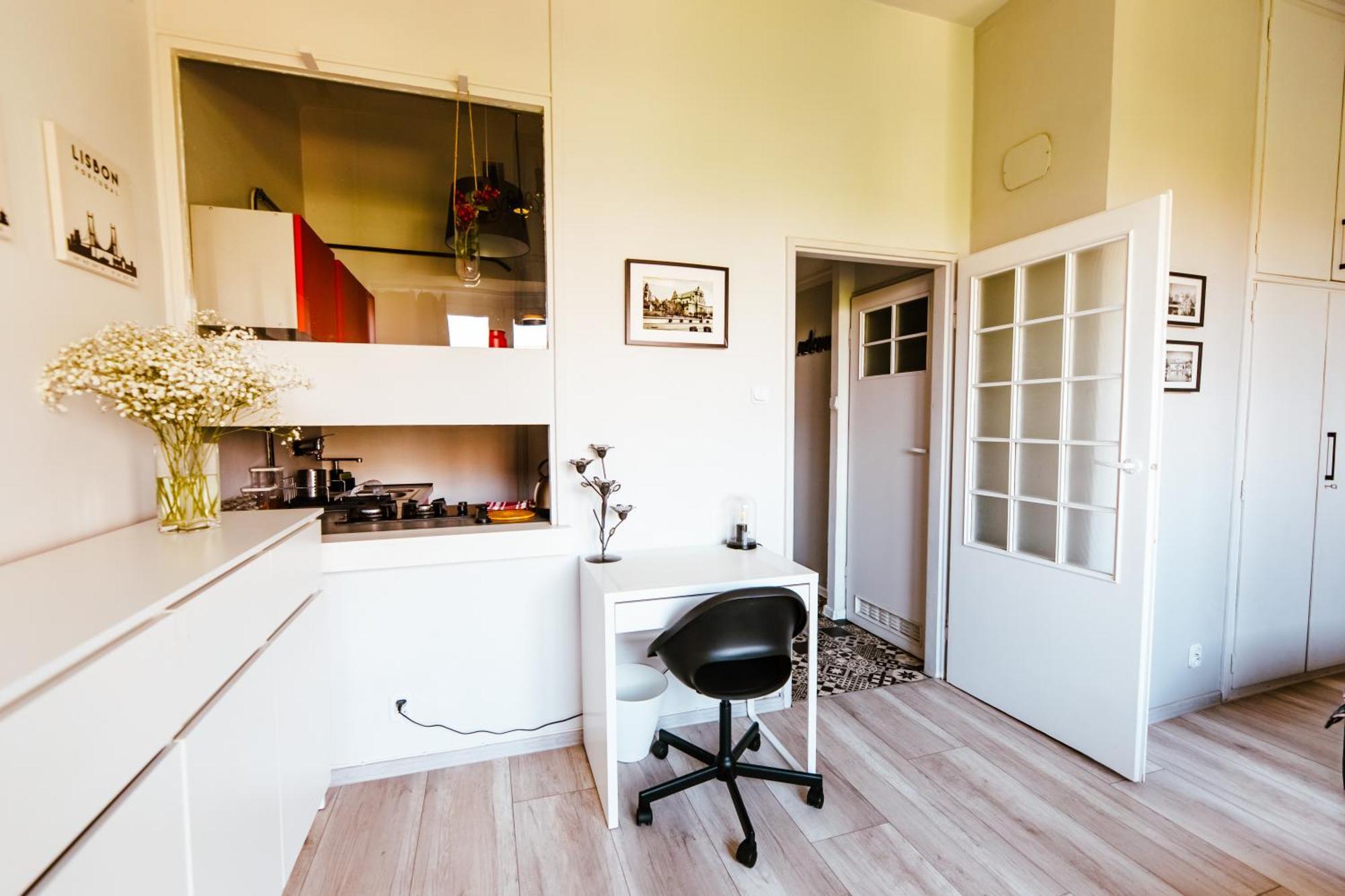 6th Floor Modern With French Balcony And Views Apartament