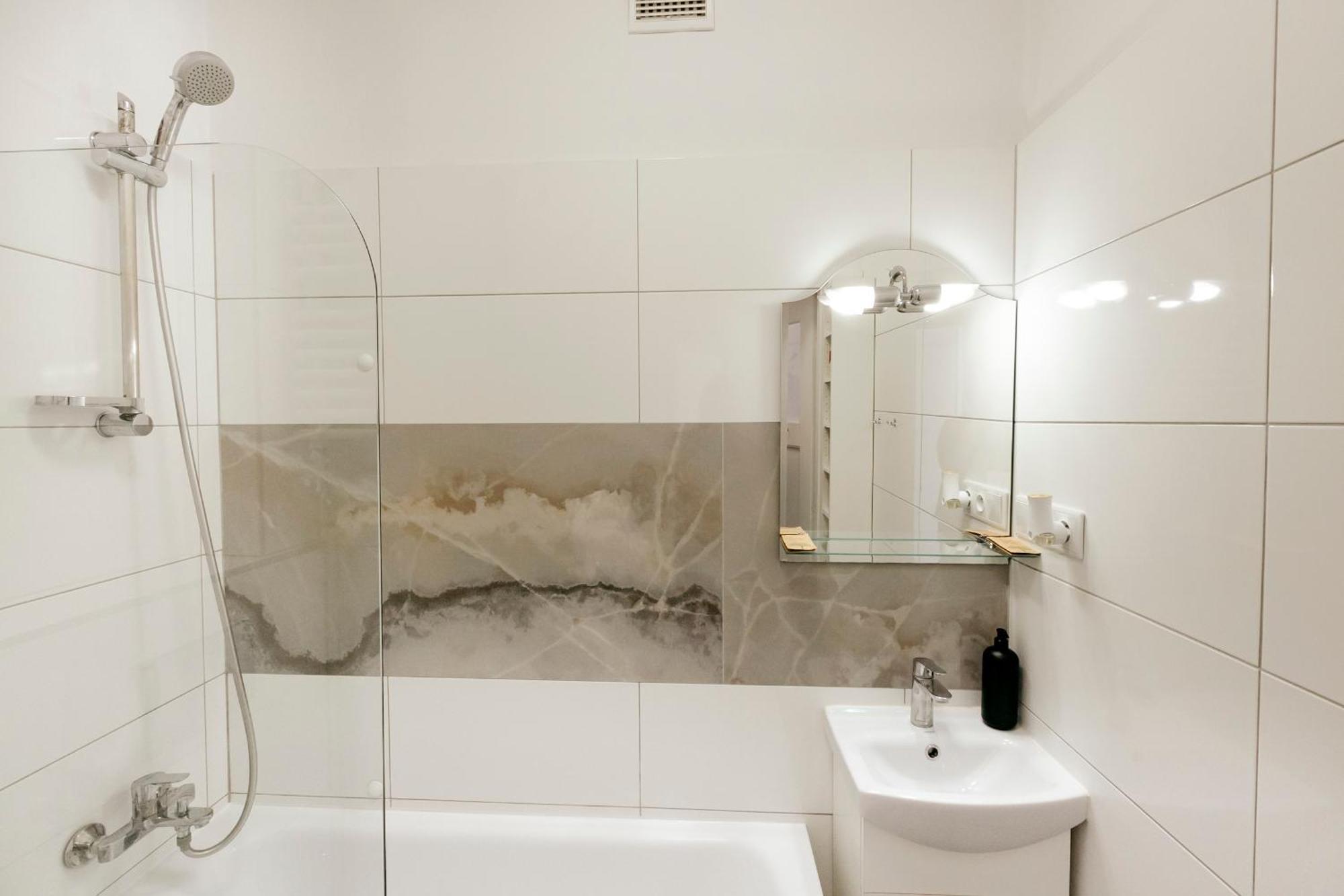 Gagarina 12 - Piekny Apartament Przy Lazienkach Krolewskich - Duze Lozko 160x200cm - Bardzo Duzy Balkon - Wifi - Telewizja Kablowa - Bezplatna Strefa Parkowania - Better * Warsaw