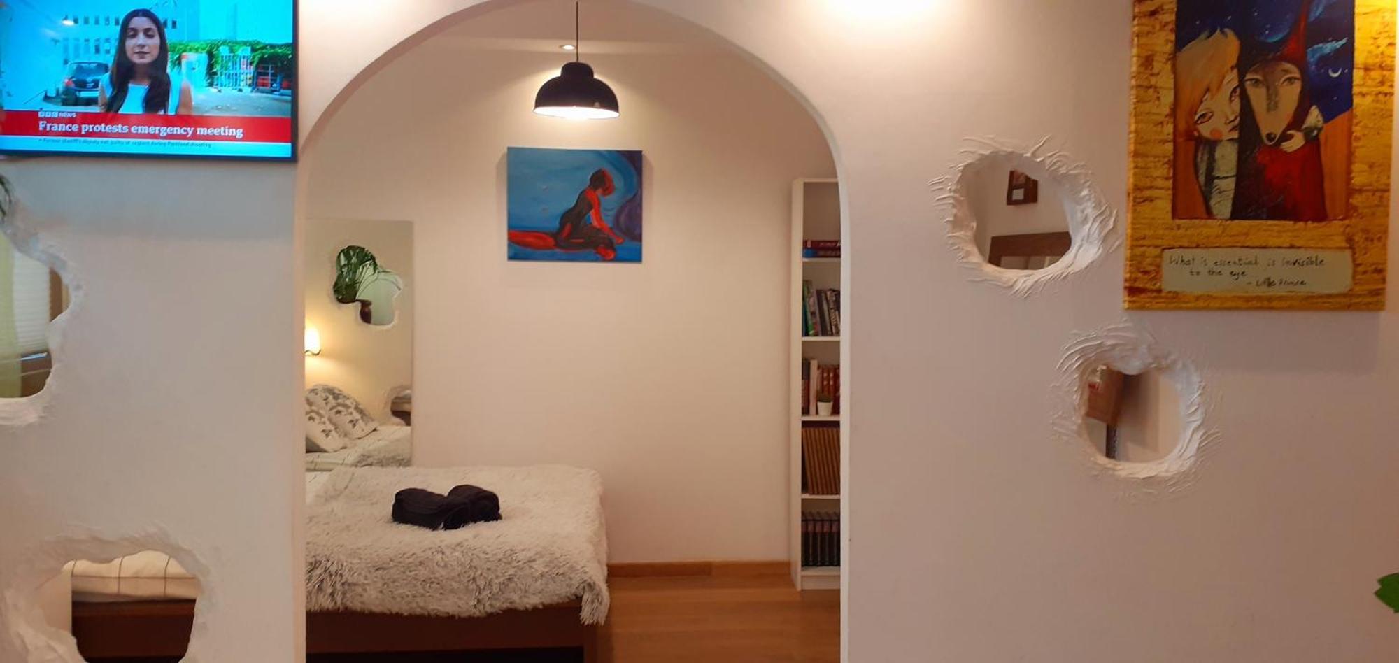 Artistic Haven: Cozy Two-room With Smart Entertainment Apartment Warsaw