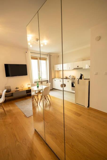 Apartment Przytulne Mieszkanie Na Ulicy Chmielna W Samym Centrum Warszawy
