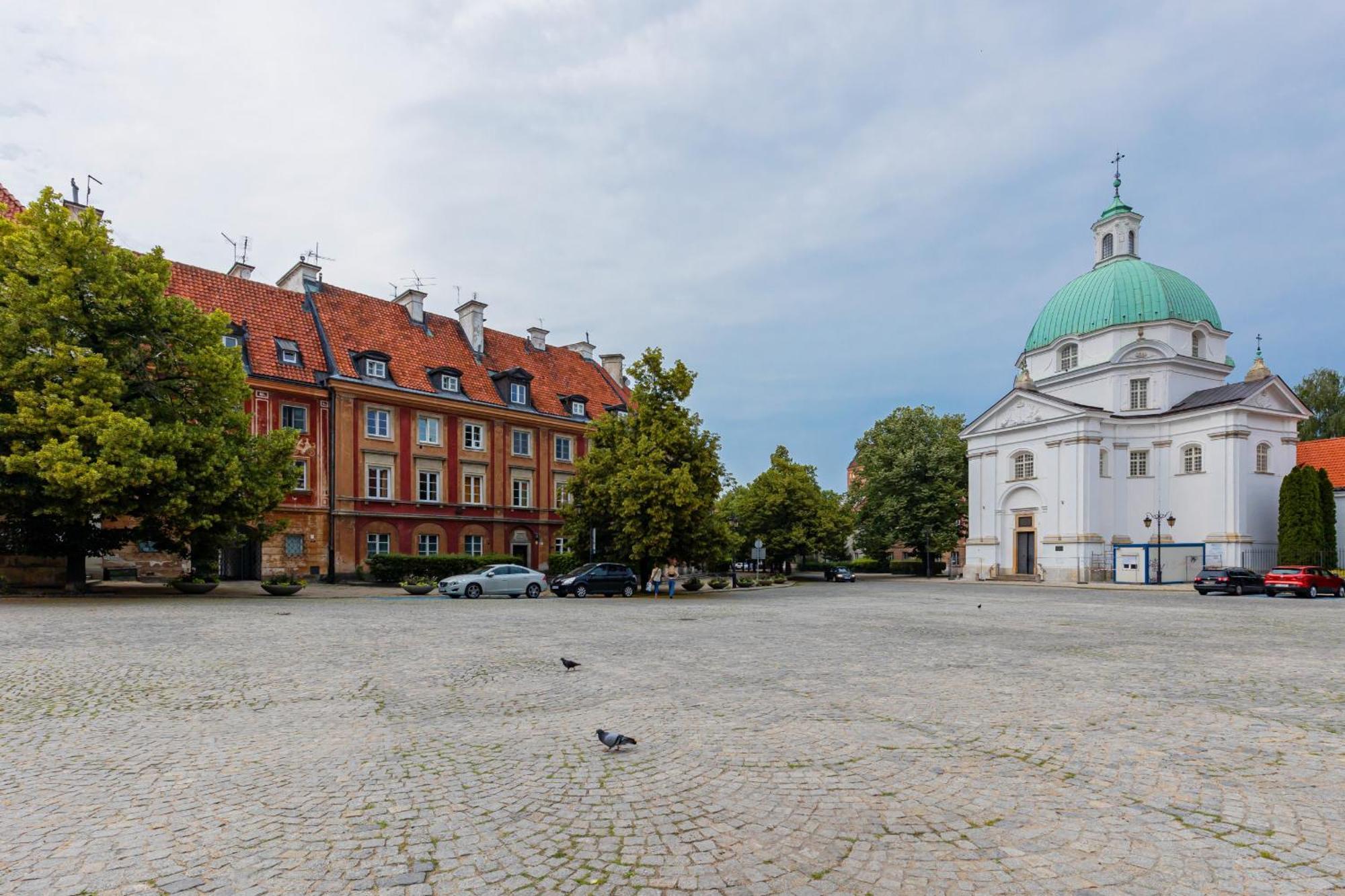 New Town Square For 5 Guests By Renters *