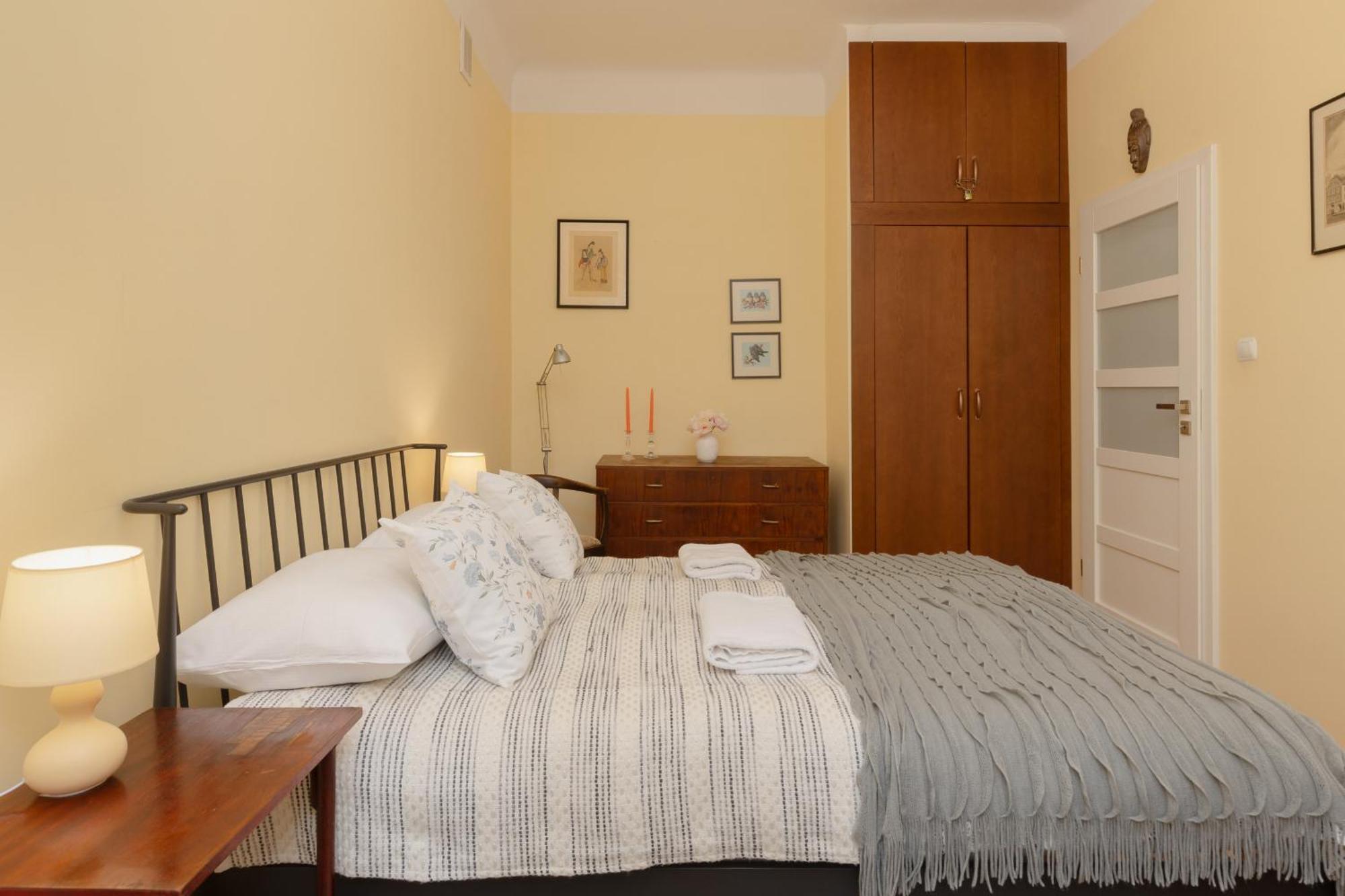 New Town Square For 5 Guests By Renters