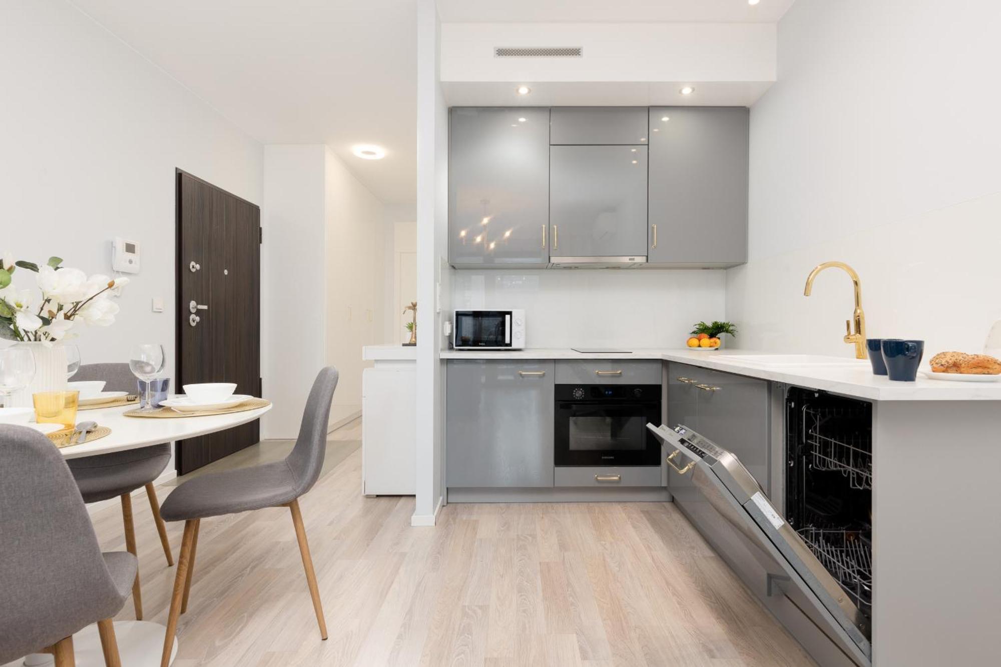 Grzybowska With Air Conditioning & Balcony By Renters Prestige Apartamento