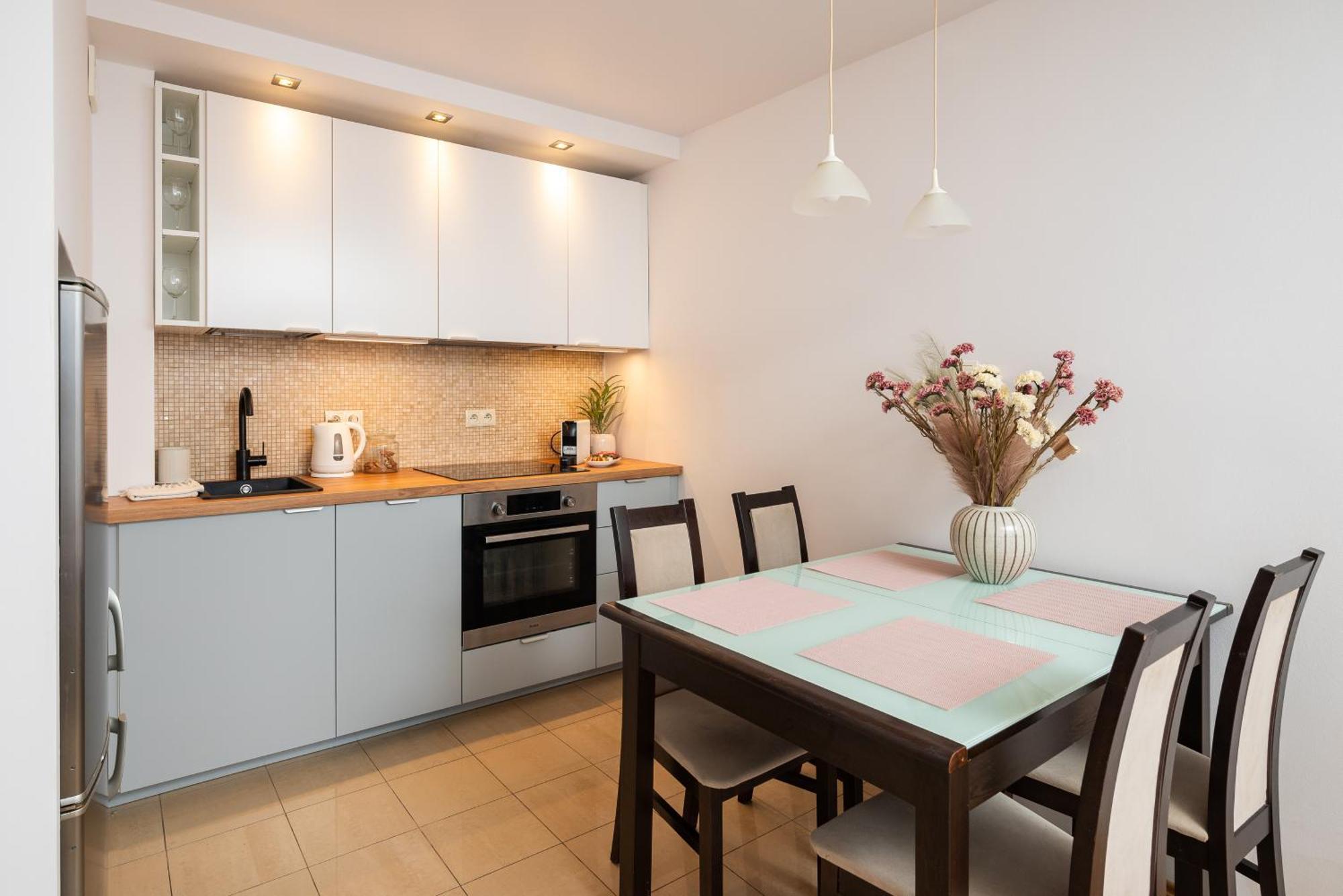 Apartament Classic 2-br At Chmielna 200 M From Station, Parking On Site Warszawa