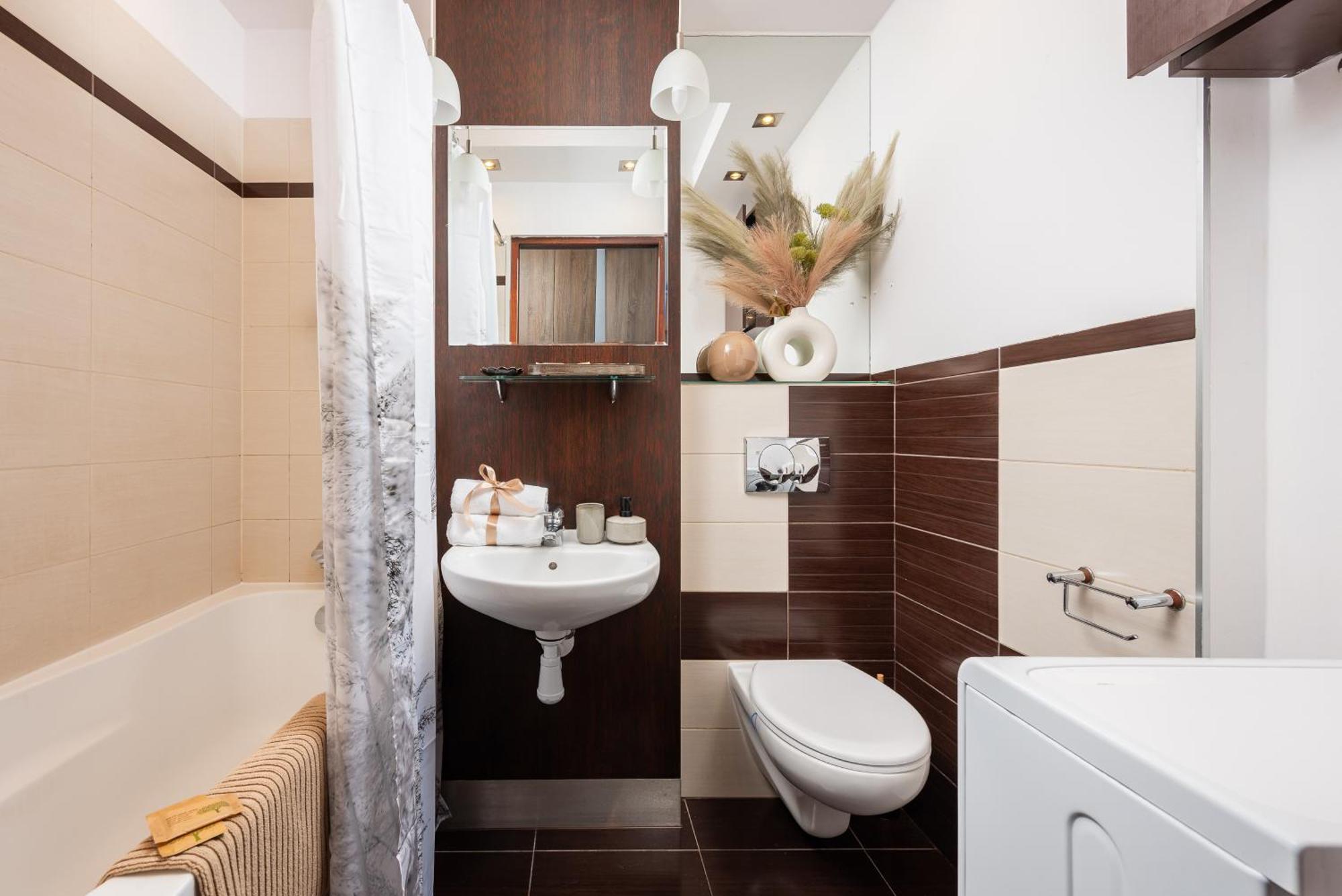 Classic 2-br At Chmielna 200 M From Station, Parking On Site Warszawa