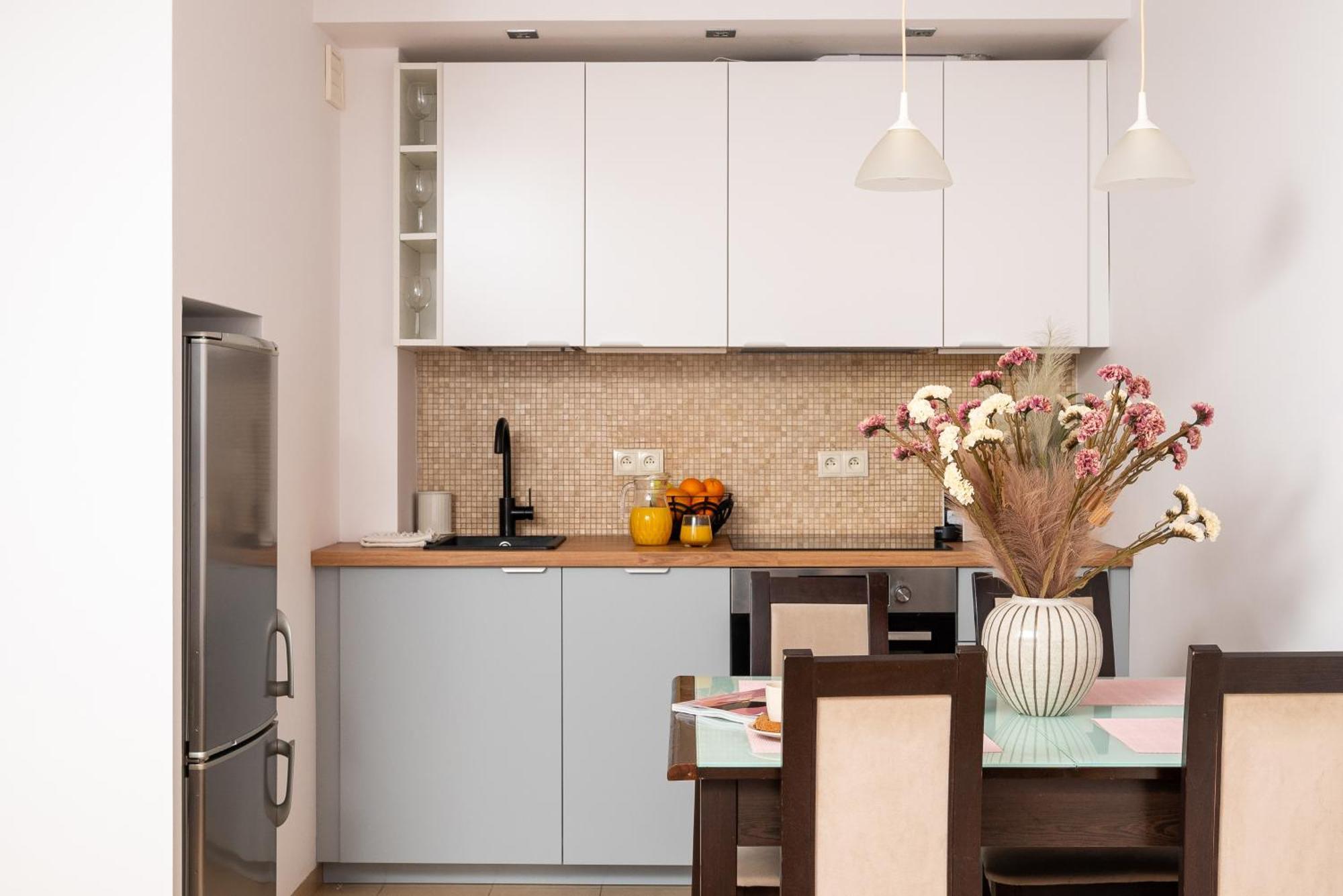 Classic 2-br At Chmielna 200 M From Station, Parking On Site Apartament