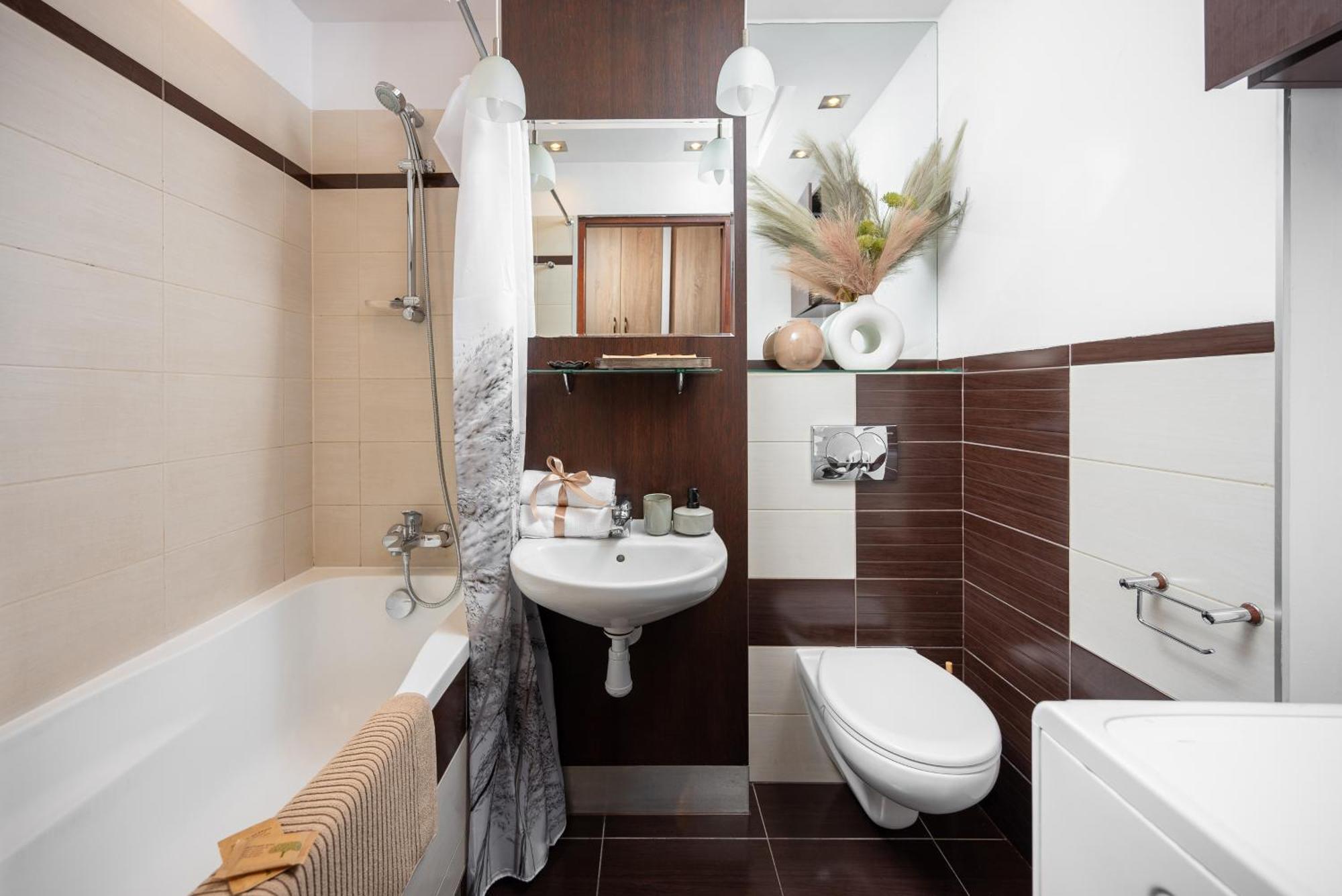 Classic 2-br At Chmielna 200 M From Station, Parking On Site Warszawa